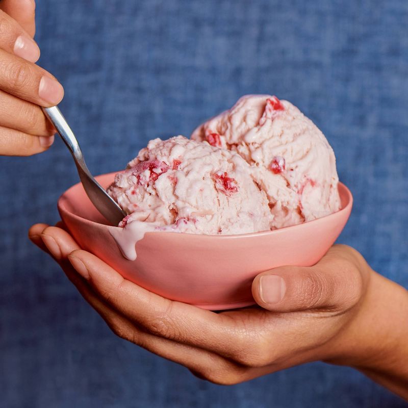 Tillamook Oregon Strawberry Ice Cream - 48oz