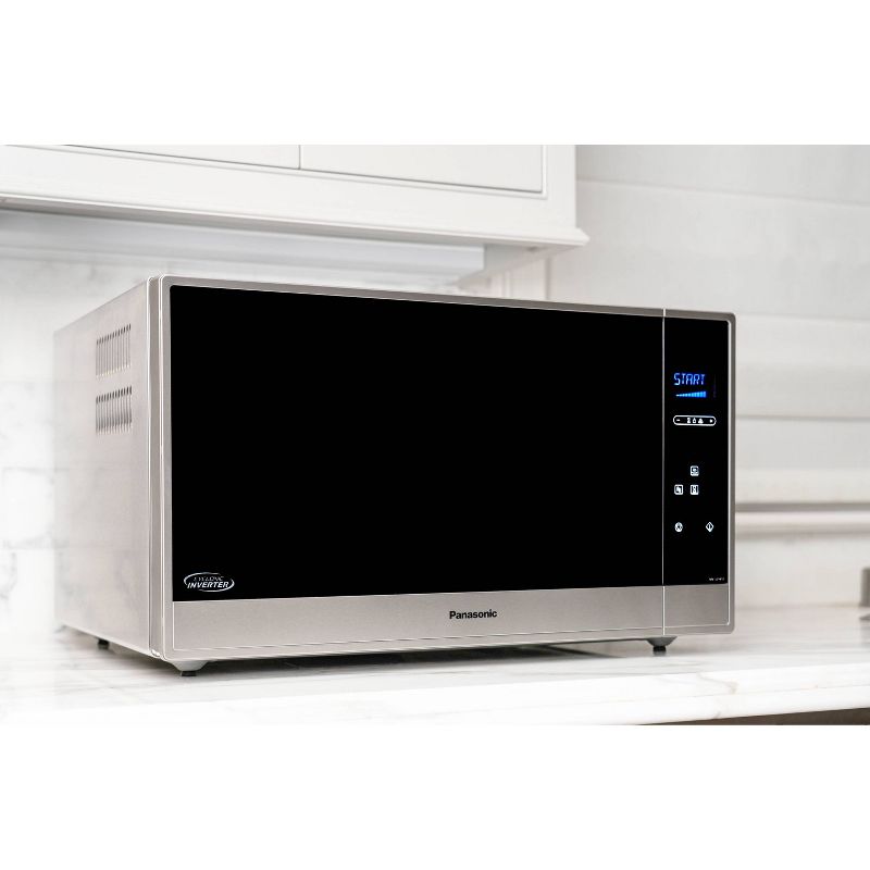 BLACK+DECKER 1.3 cu ft 1000 Watt Microwave Oven Black Stainless Steel