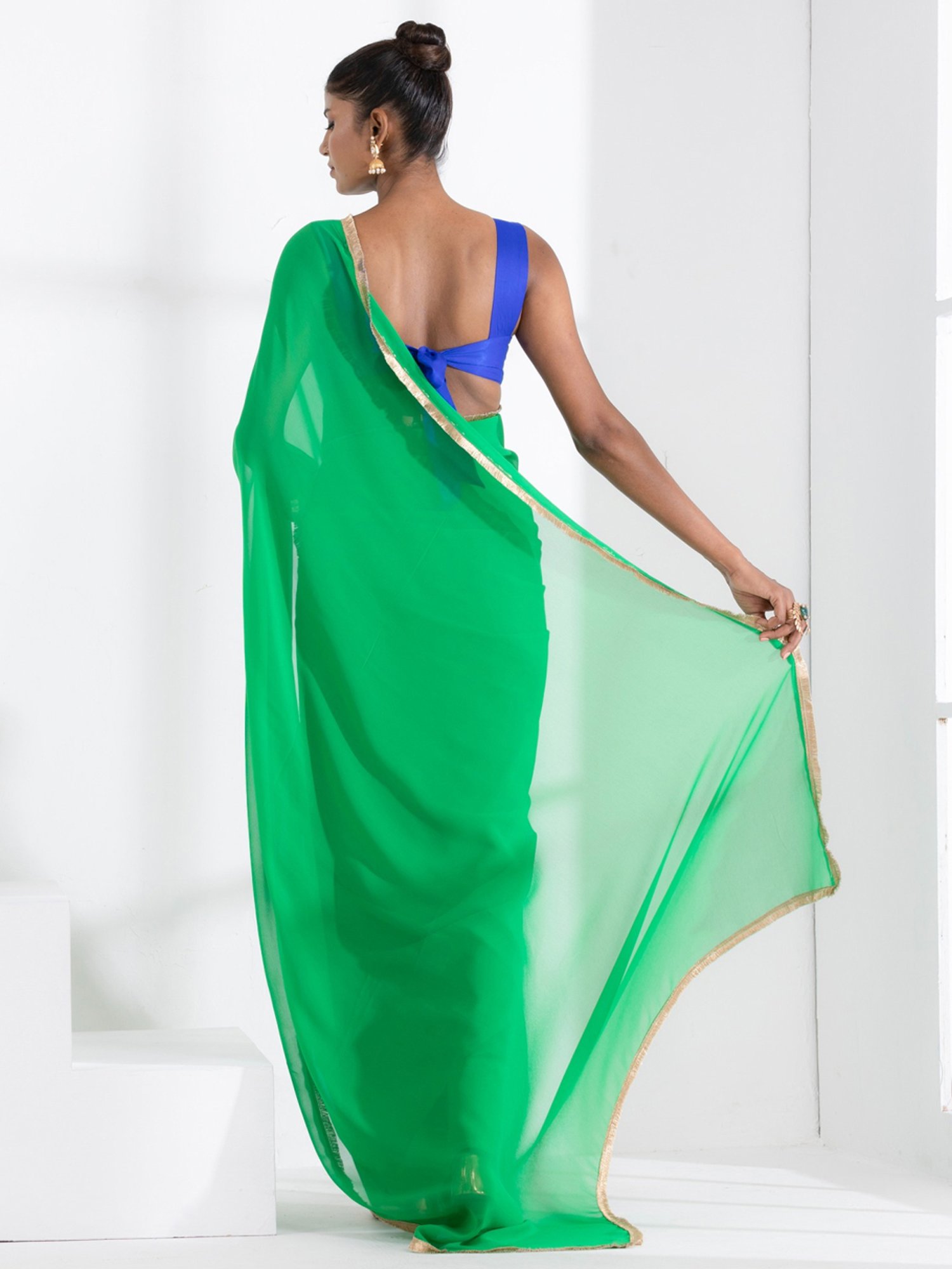 Swtantra Green Plain Saree With Unstitched Blouse