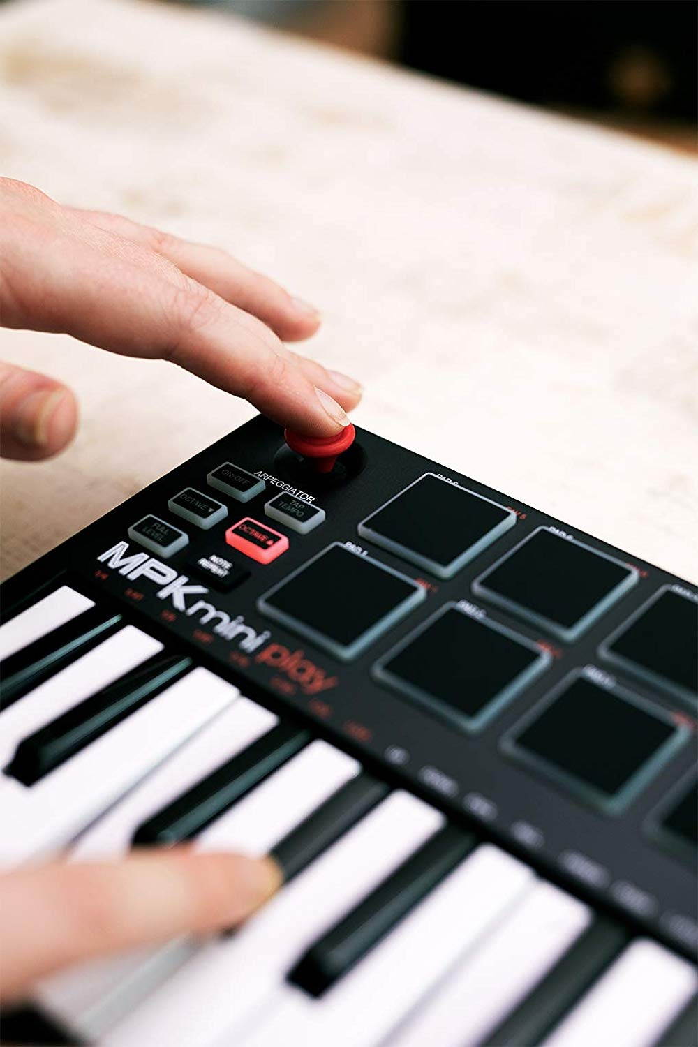 akai professional mpk mini play  compact keyboard and pad controller with integrated sound module + cable + 4port usb + pack of cable ties