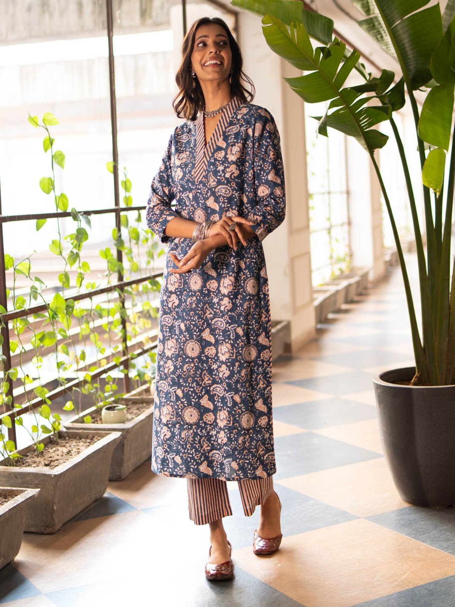 Akiso Blue Block Printed Straight Fit Kurta With Neck And Sleeve Details