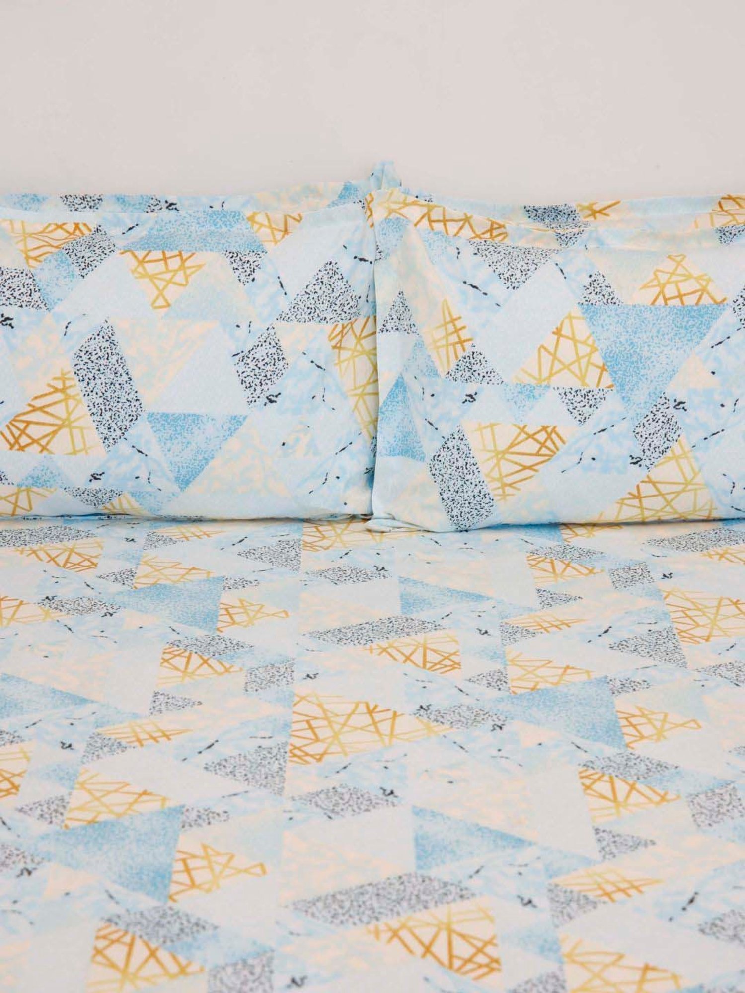 Ariana Blue & White Microfibre 144 TC Queen Bedsheet With 2 Pillow Covers