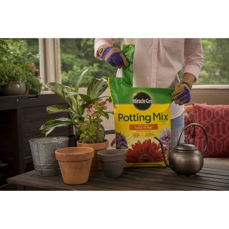 Miracle-Gro Premium Potting Mix 8qt