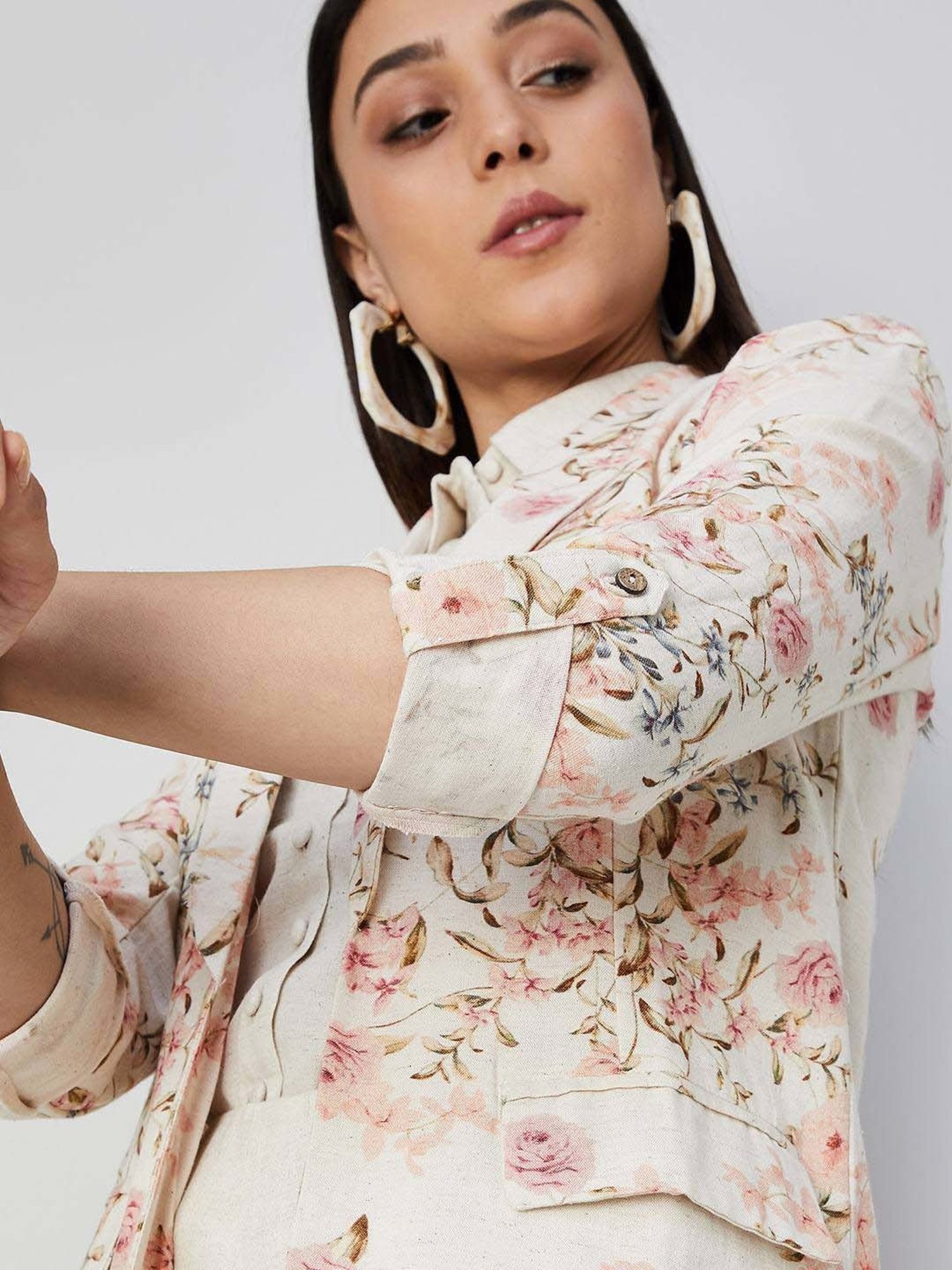 Code by Lifestyle Off-White Printed Shrug