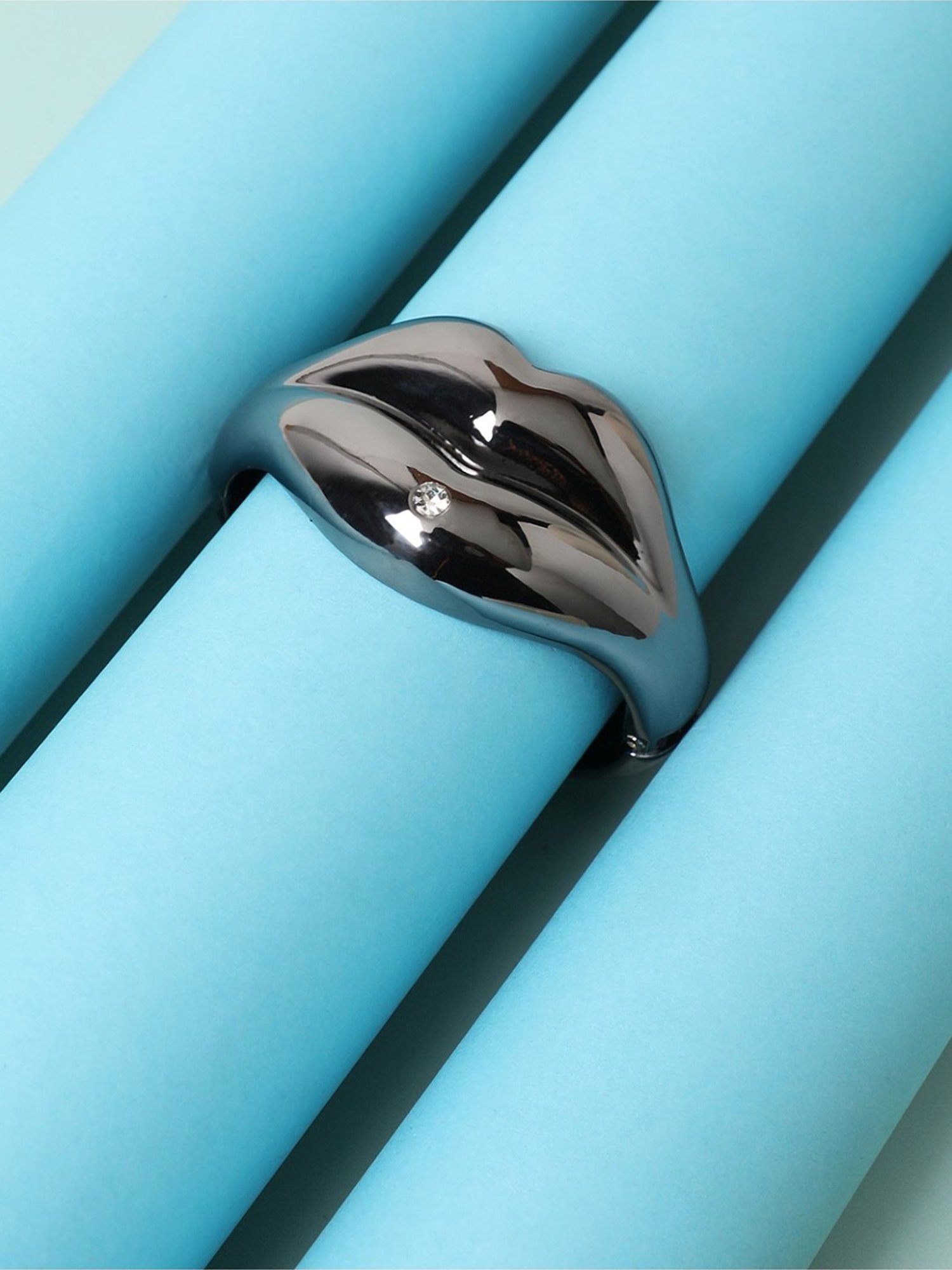 Sohi Lips Dark Silver Bracelet