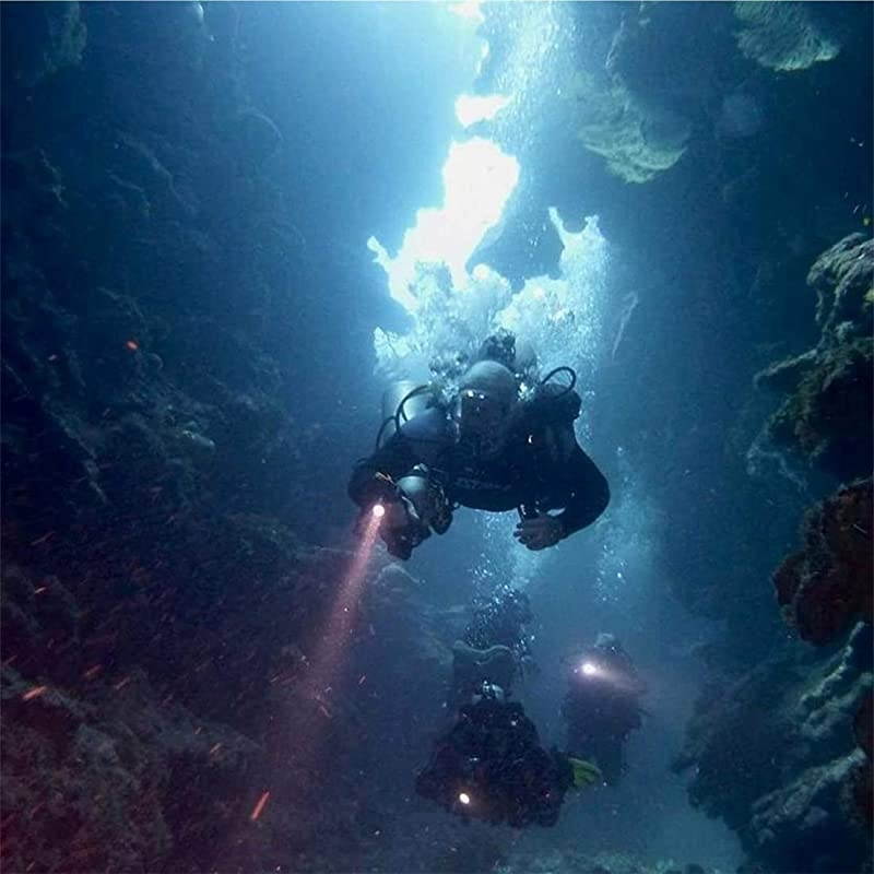 Scuba Dive Light Diving Flashlight Underwater Lights Submarine Flashlight 200M CREE XHP50 LED 2000LM Safety Underwater LED Dive Light Torch with Rechargeable Batteries Charger Wrist Strap
