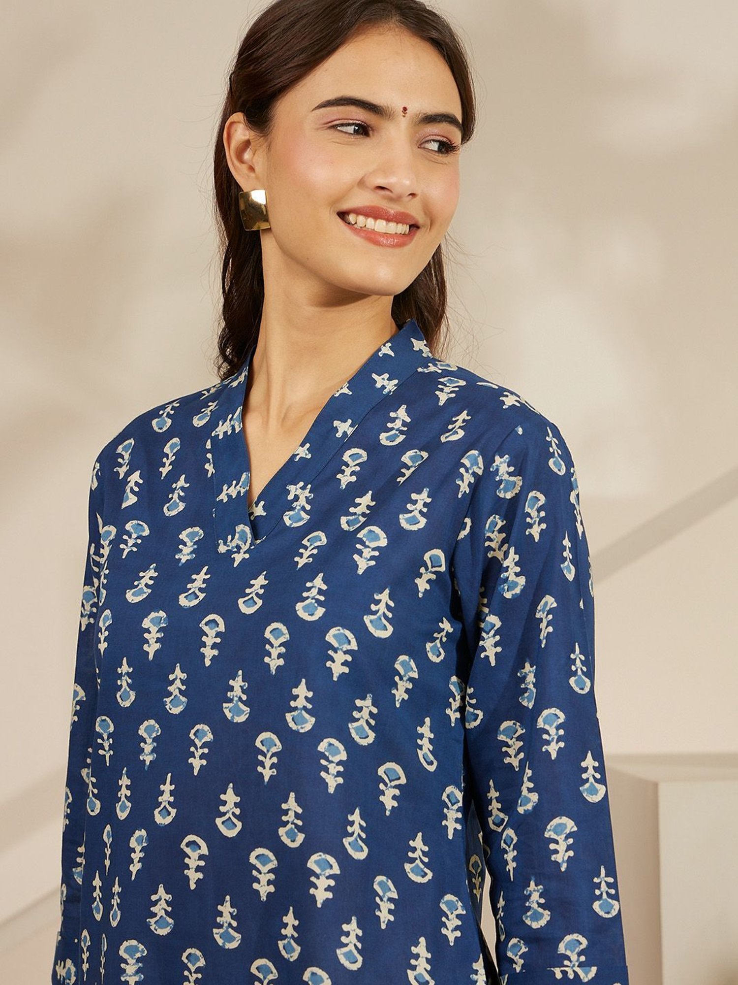 Daali Blue Cambric V Neck 3/4 Sleeves Basics Kurta with Two Pockets