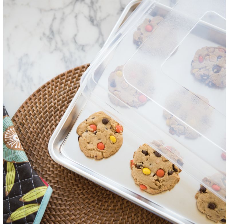 Nordic Ware Natural Aluminum Commercial Baker's Half Sheet with Lid