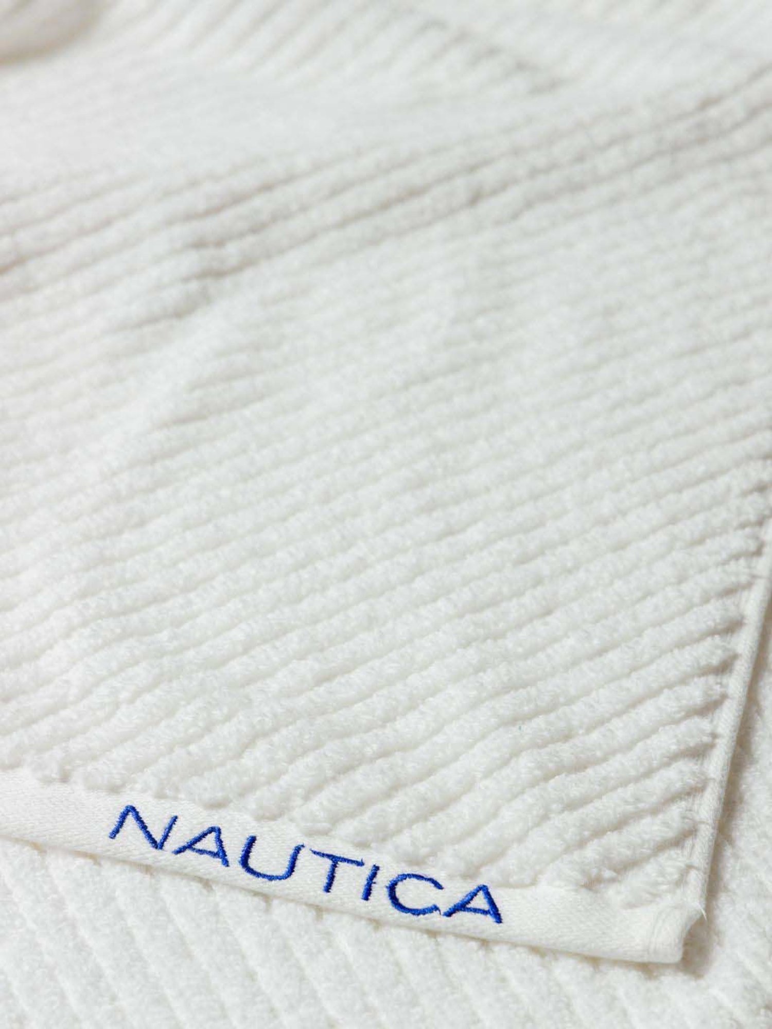 Nautica Cross View White & Lilac Cotton 600 GSM Fluffy Zero Twist Bath Towel - Set of 2