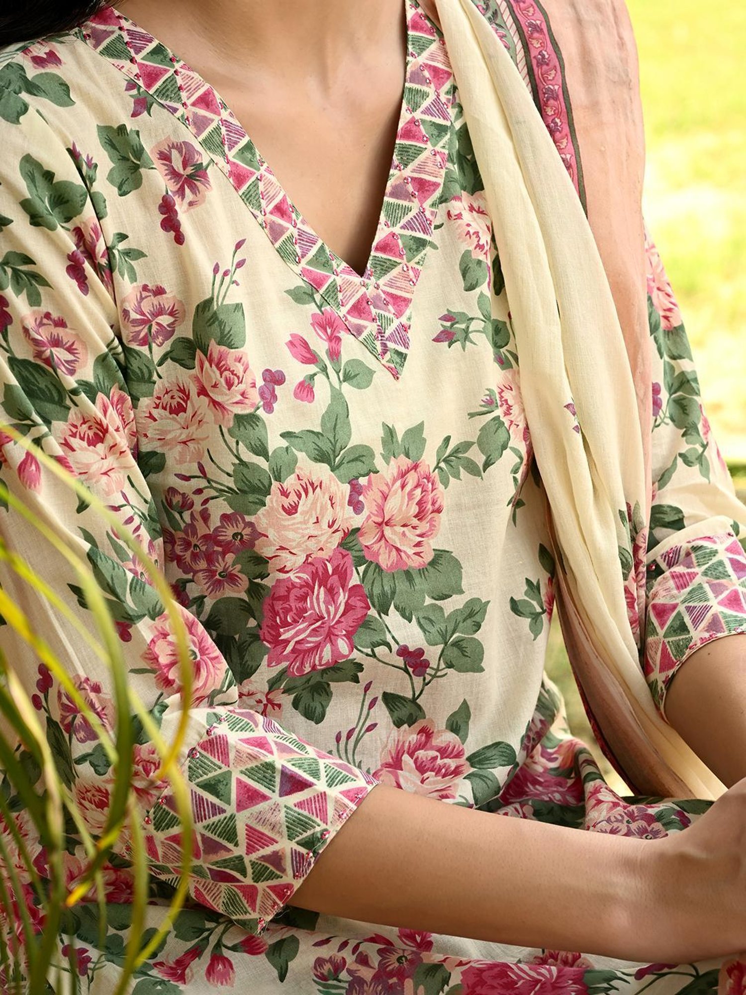 DECKEDUP Cream & Pink Floral Print Kurta With Pants & Dupatta