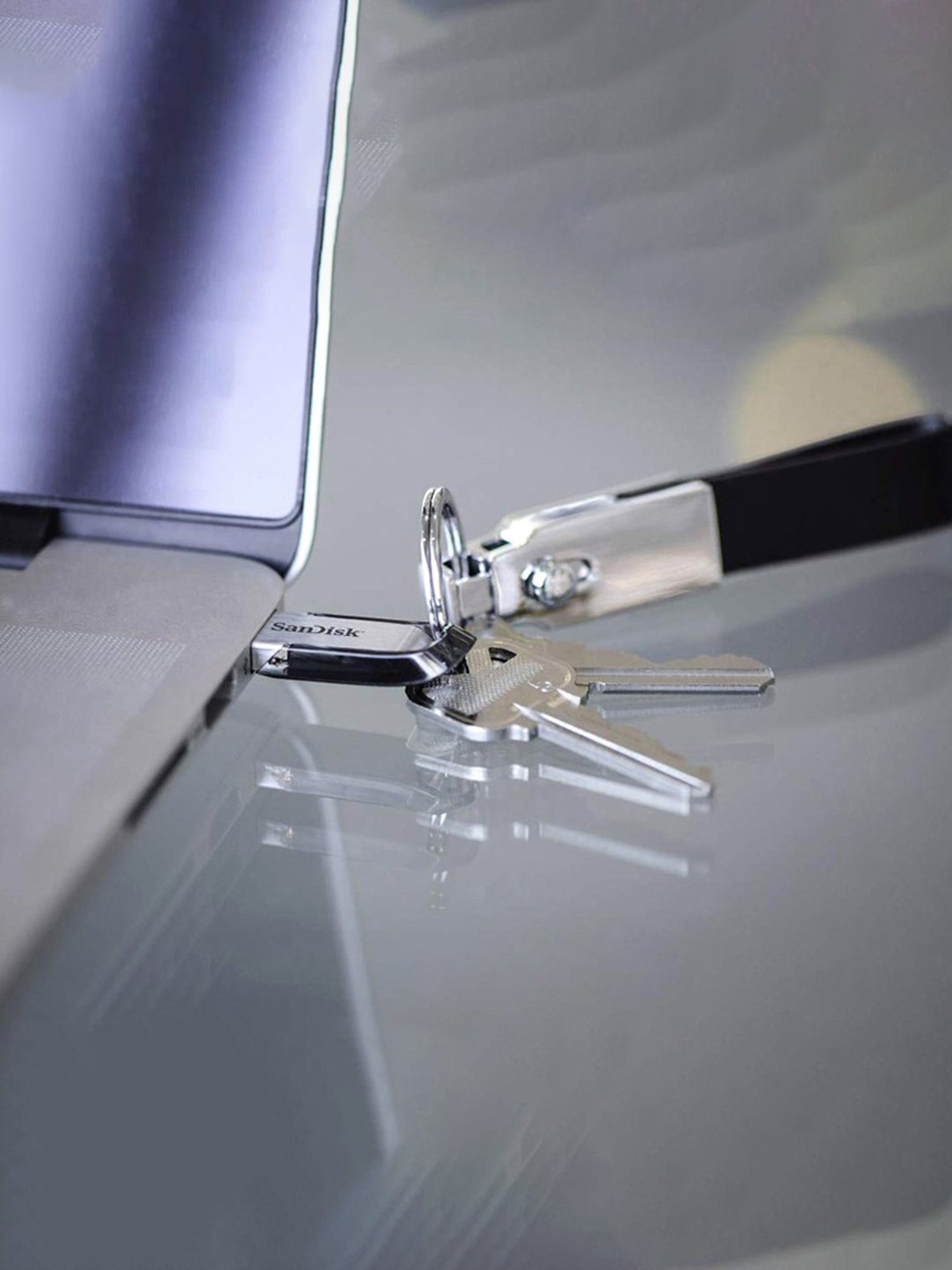 SanDisk Ultra Flair SDCZ73-256G-G46 256GB USB 3.0 Flash Drive (Silver/Black)