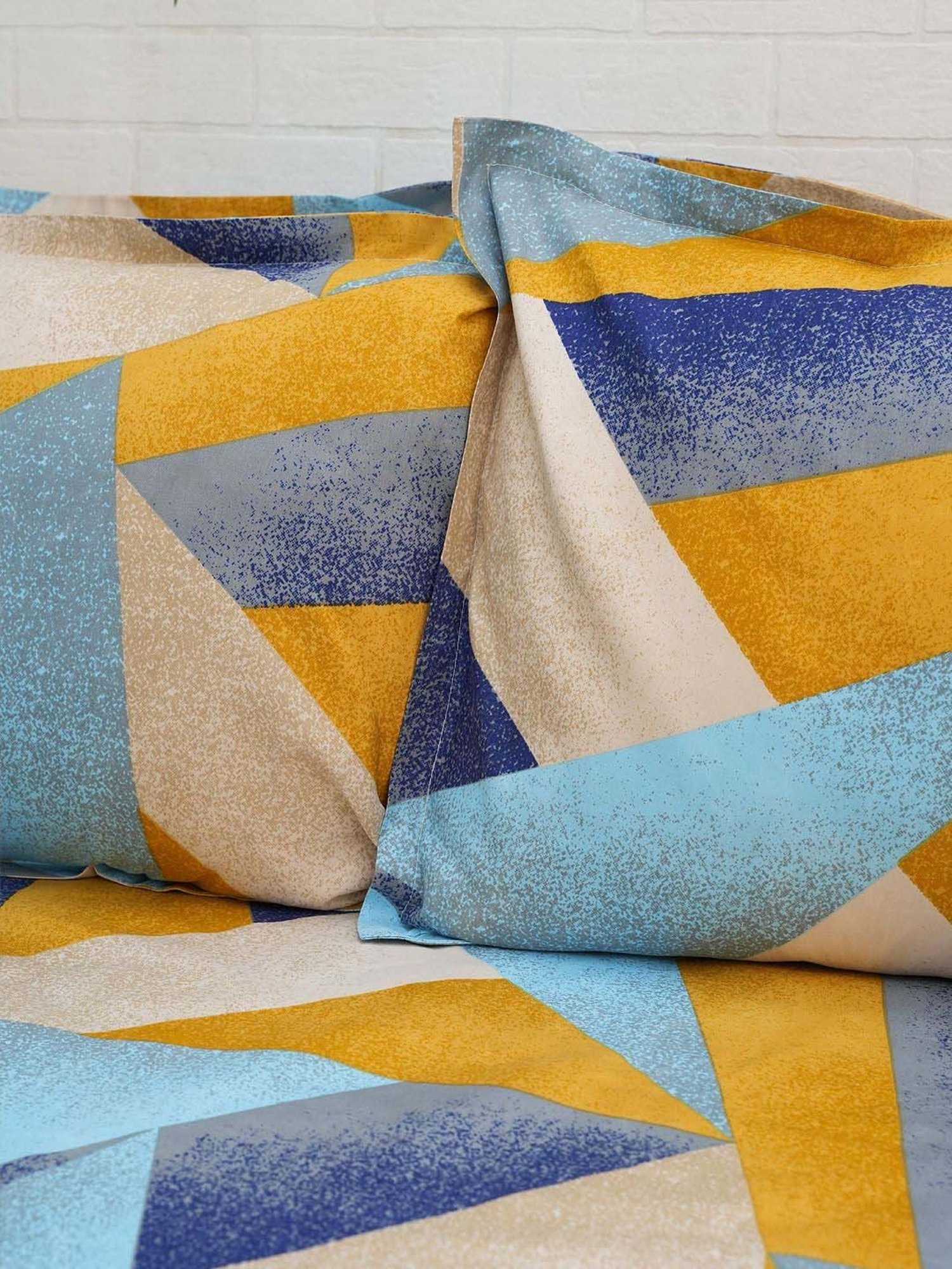 Ariana Multicolor Microfibre 140 TC King Bedsheet with 2 Pillow Covers