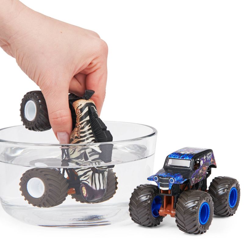 Monster Jam - 1:64 Scale (Dirty to Clean) - Racing Stripes vs Son-Uva Digger - 2pk
