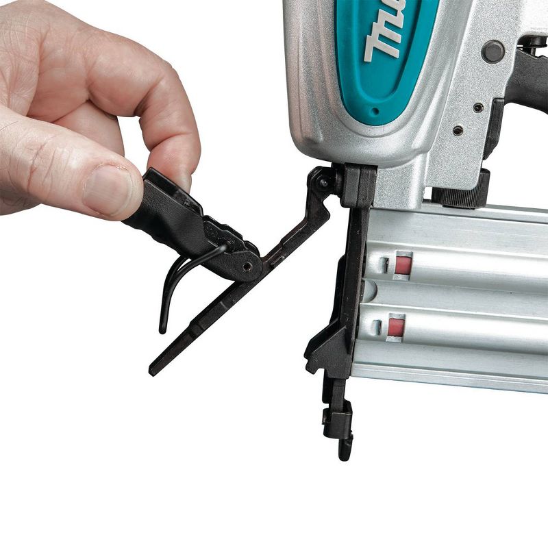 Makita MAC100QK1 Quiet Series .5 HP 1 Gallon Oil-Free Hand Carry Air Compressor/ 18 GA Brad Nailer Combo Kit