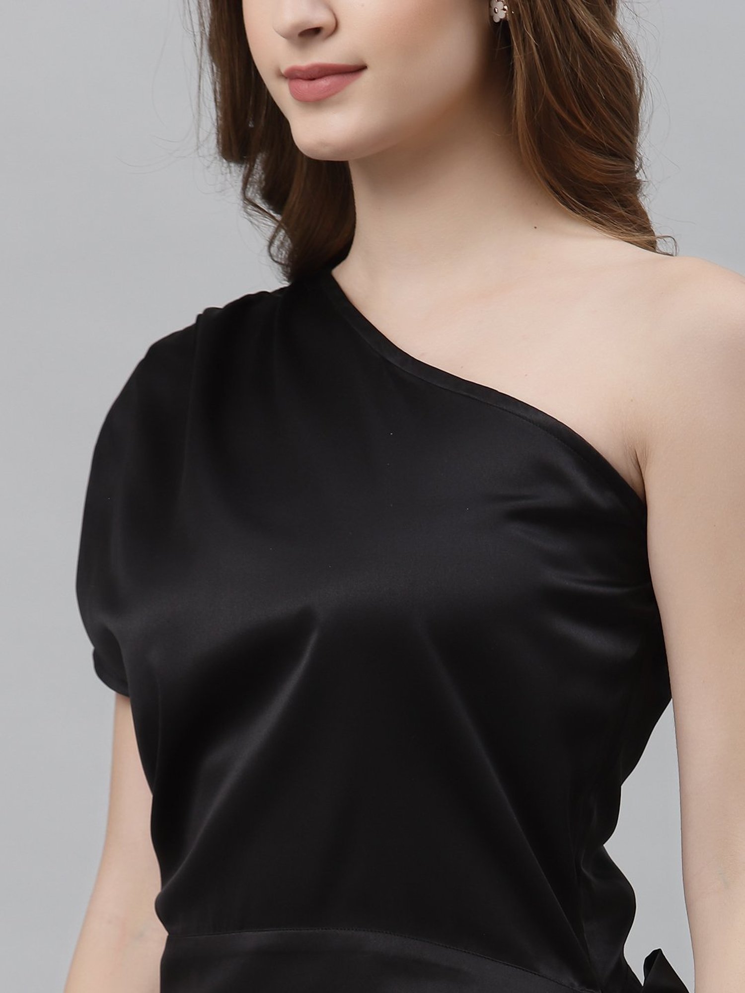 NEUDIS Black One Shoulder Top
