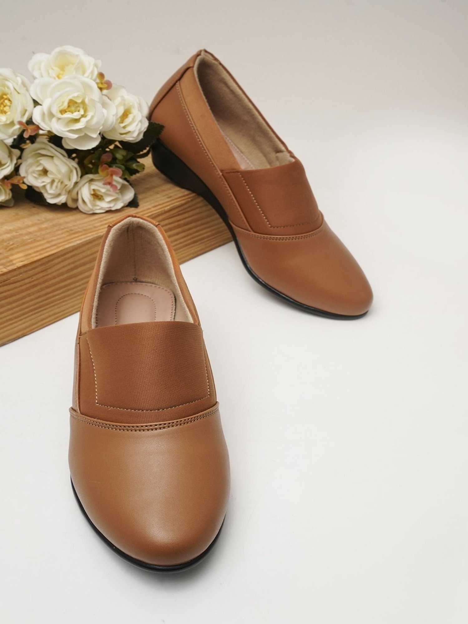 The White Pole Women's Tan Casual Pumps