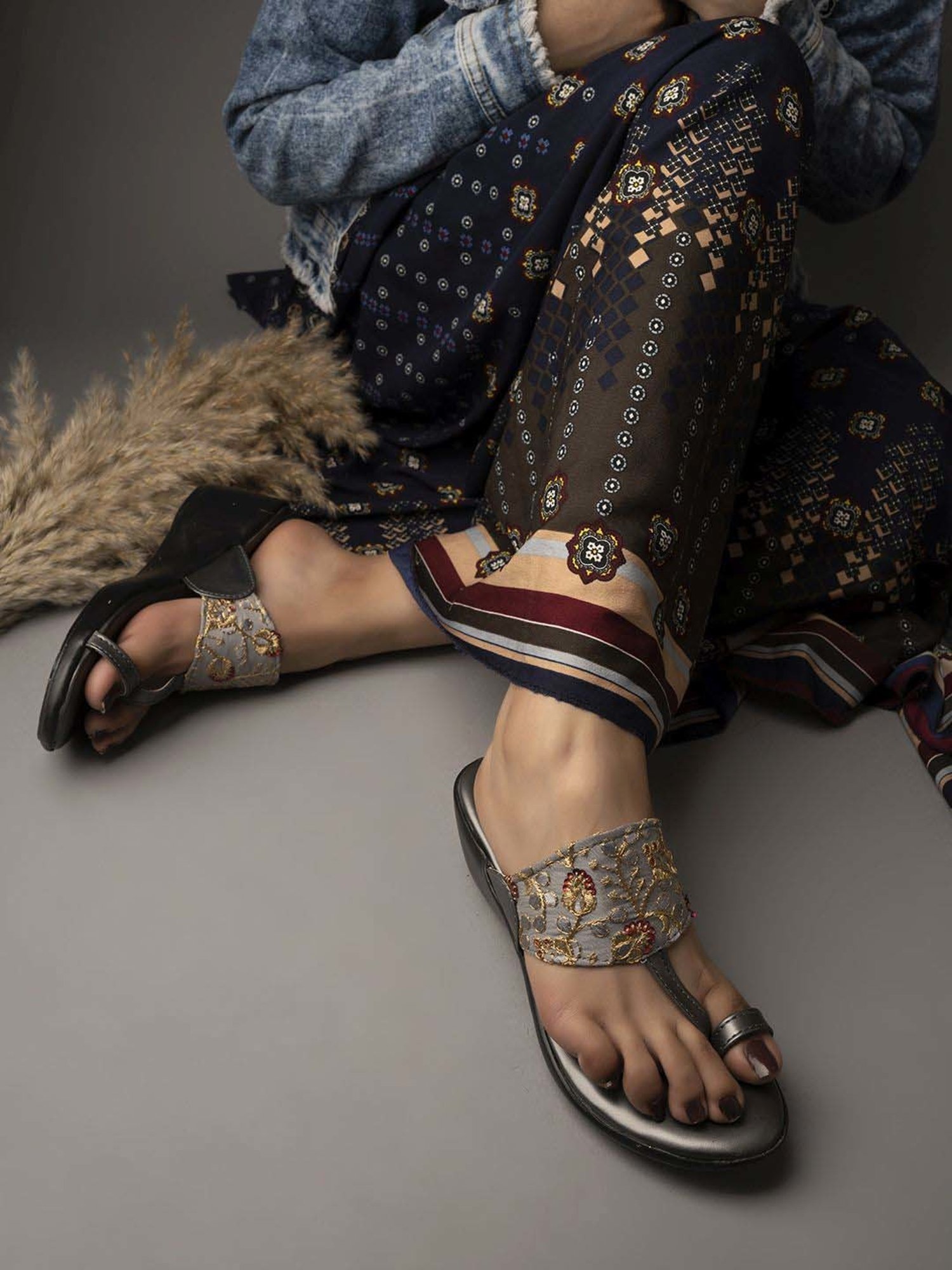 Shoetopia Kids Grey Toe Ring Sandals