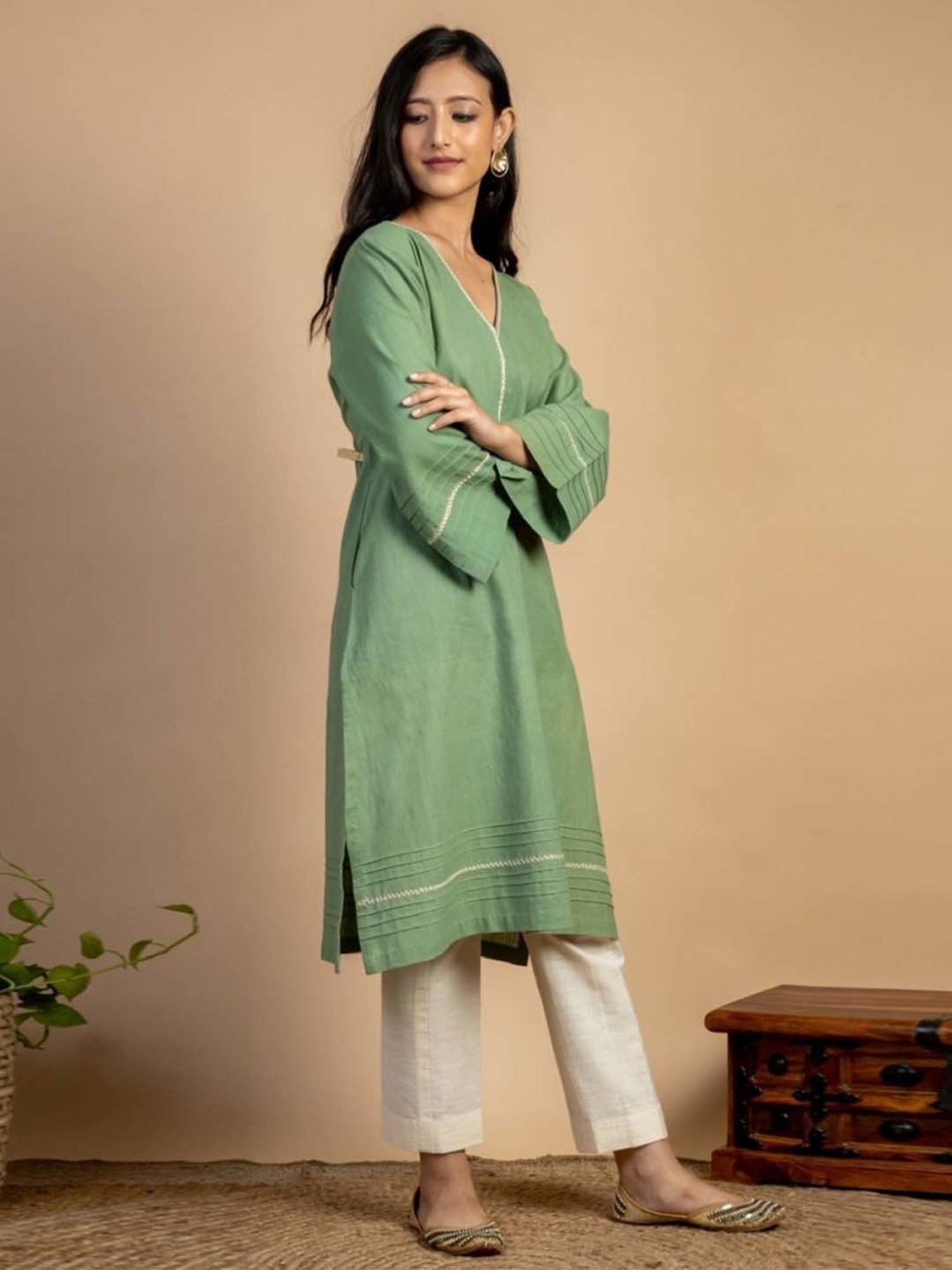 Mushio Green Bhakti Hand Embroidered Handwoven Cotton Kurta