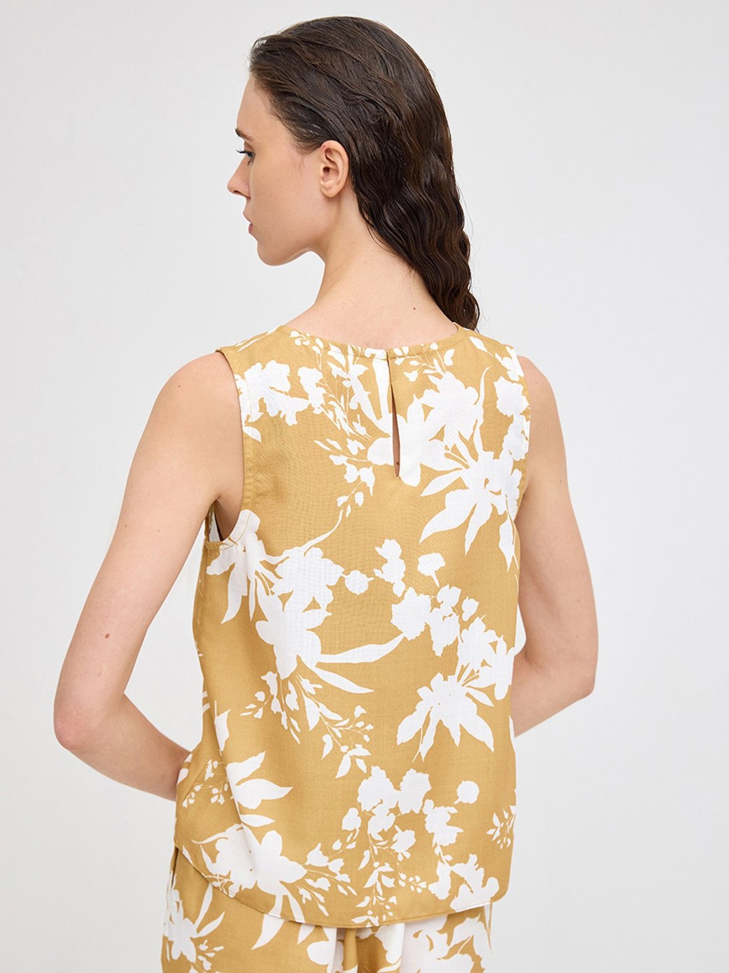 Cover Story Yellow & White Printed Top