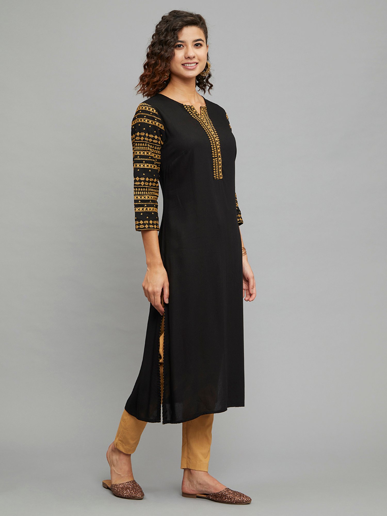 paislei Black Embroidered Straight Kurta