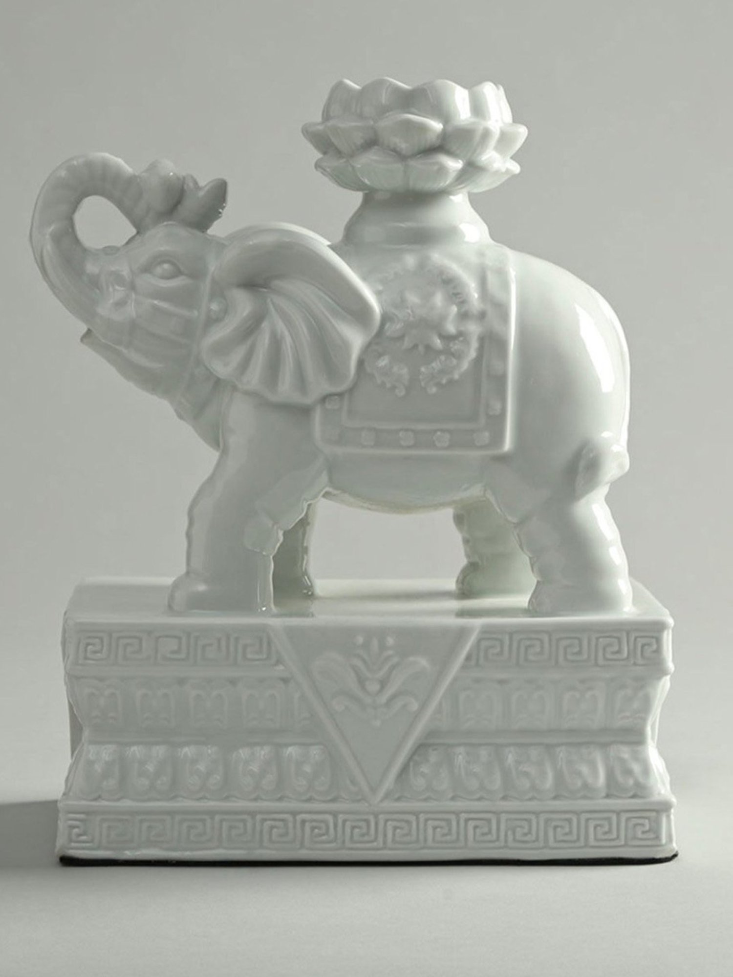 Home4U White Porcelain Trumping Elephant D&iquest;cor