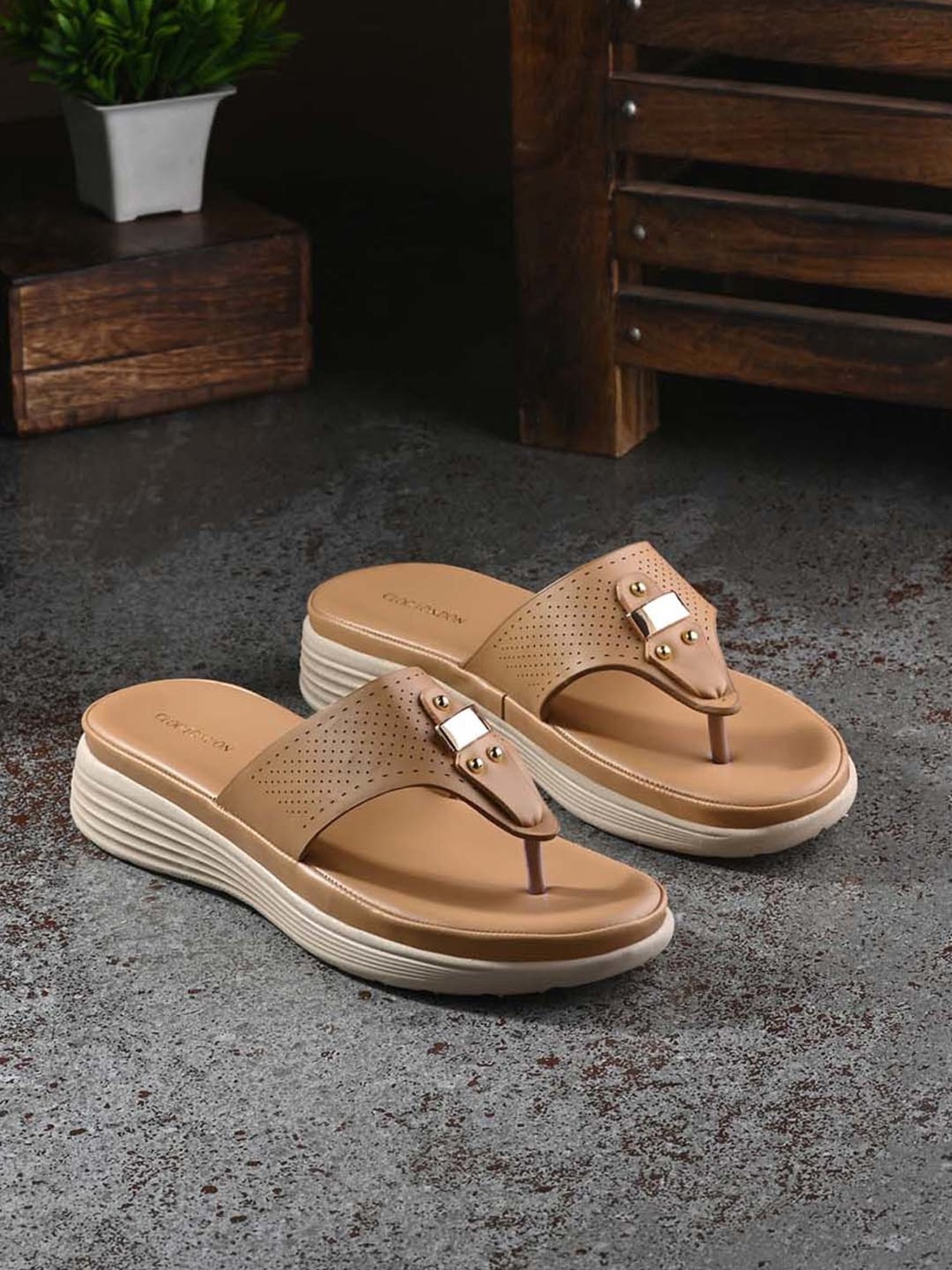 Clog London Women's Tan Thong Wedges