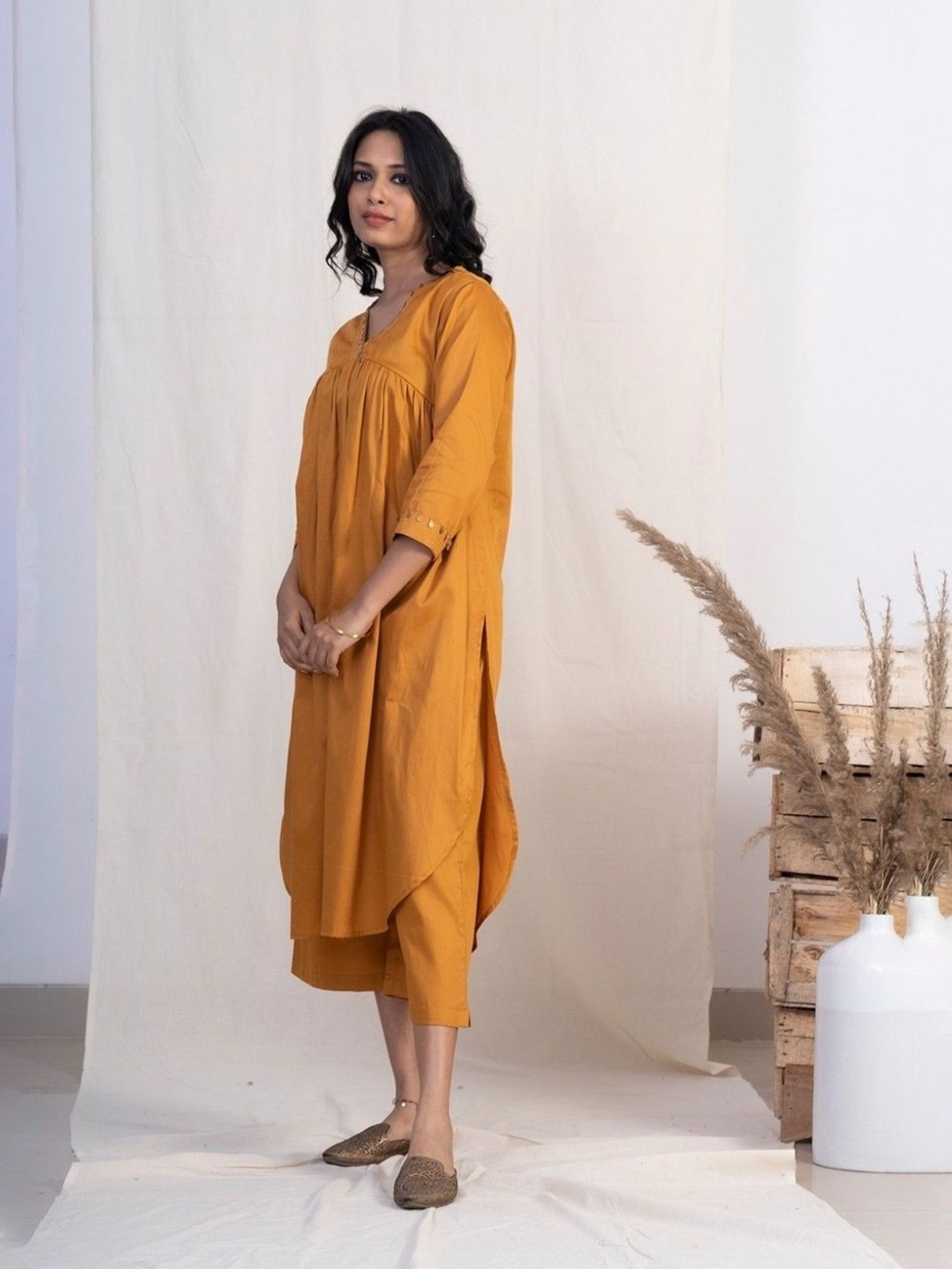 Akiso Jashn Gold V Neck Full Pleated Kurta