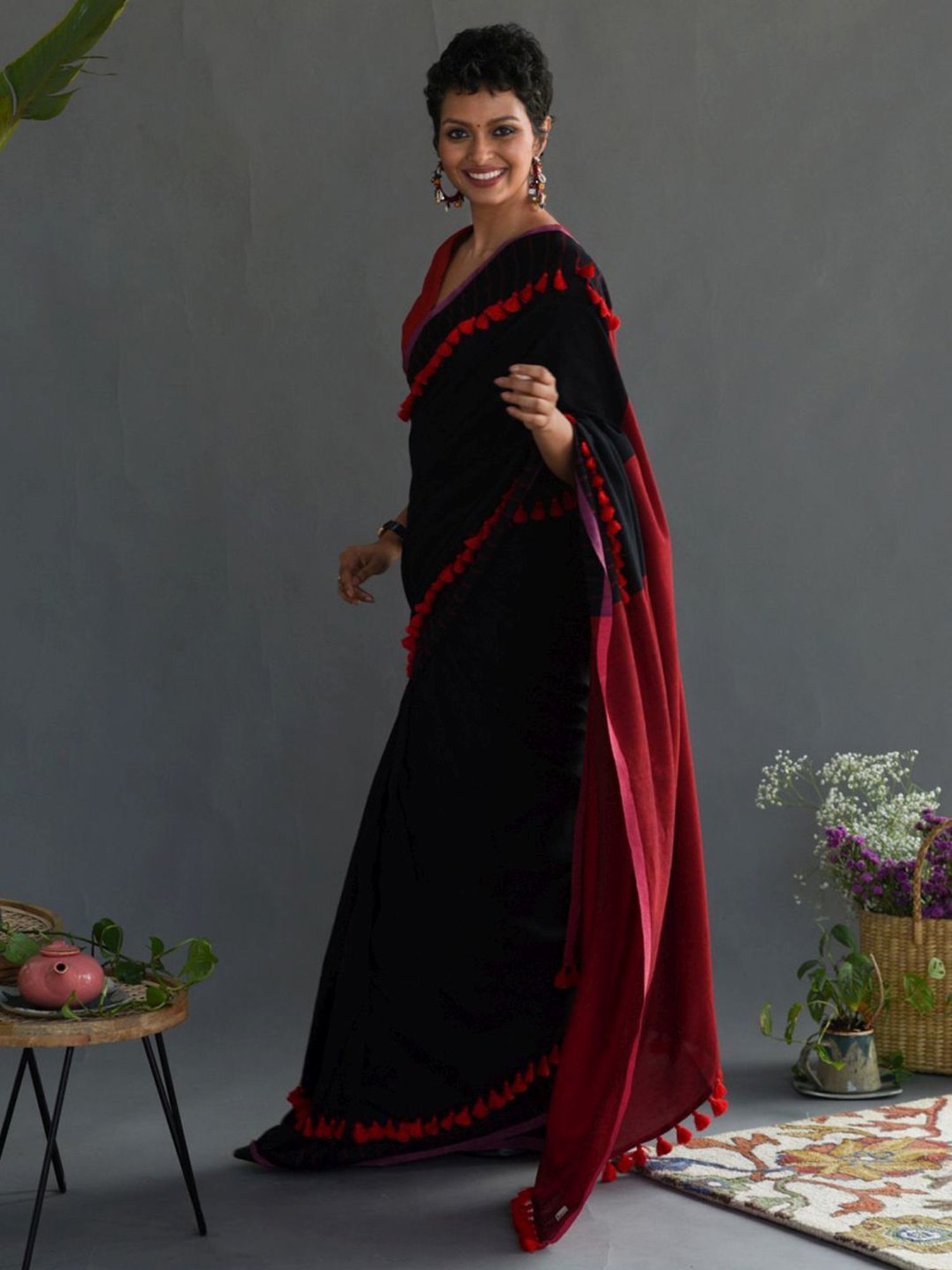 Suta Black & Red Plain Saree Without Blouse