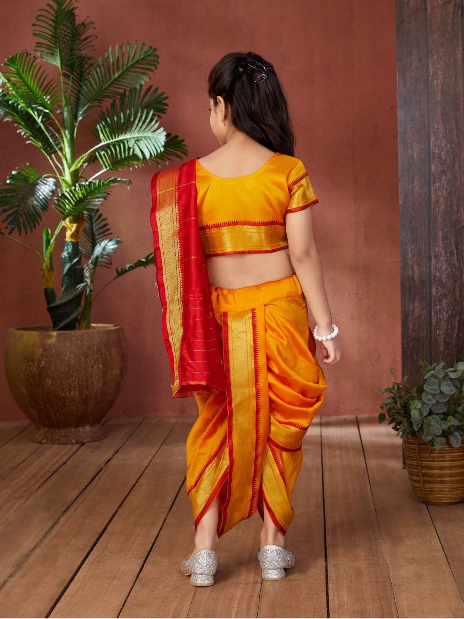 LilPicks Kids Green & White Regular Fit Saree