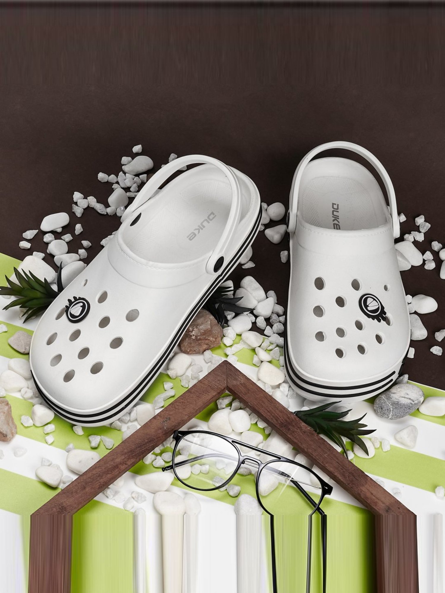 Duke Men Solid clogs