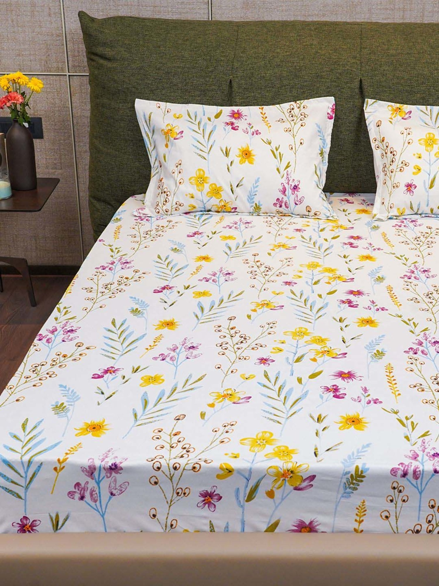 Urban Space White & Yellow Cotton 200 TC Single Bedsheet with 1 Pillow Cover