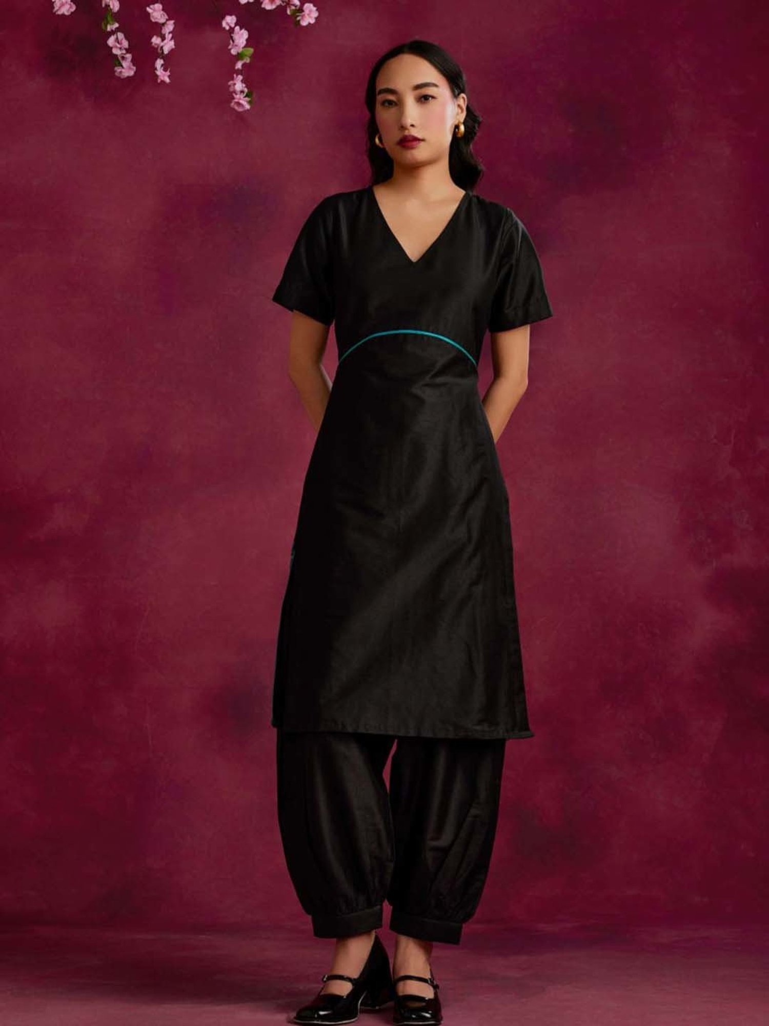 Abhishti Black Cotton Woven Pattern Straight Kurta