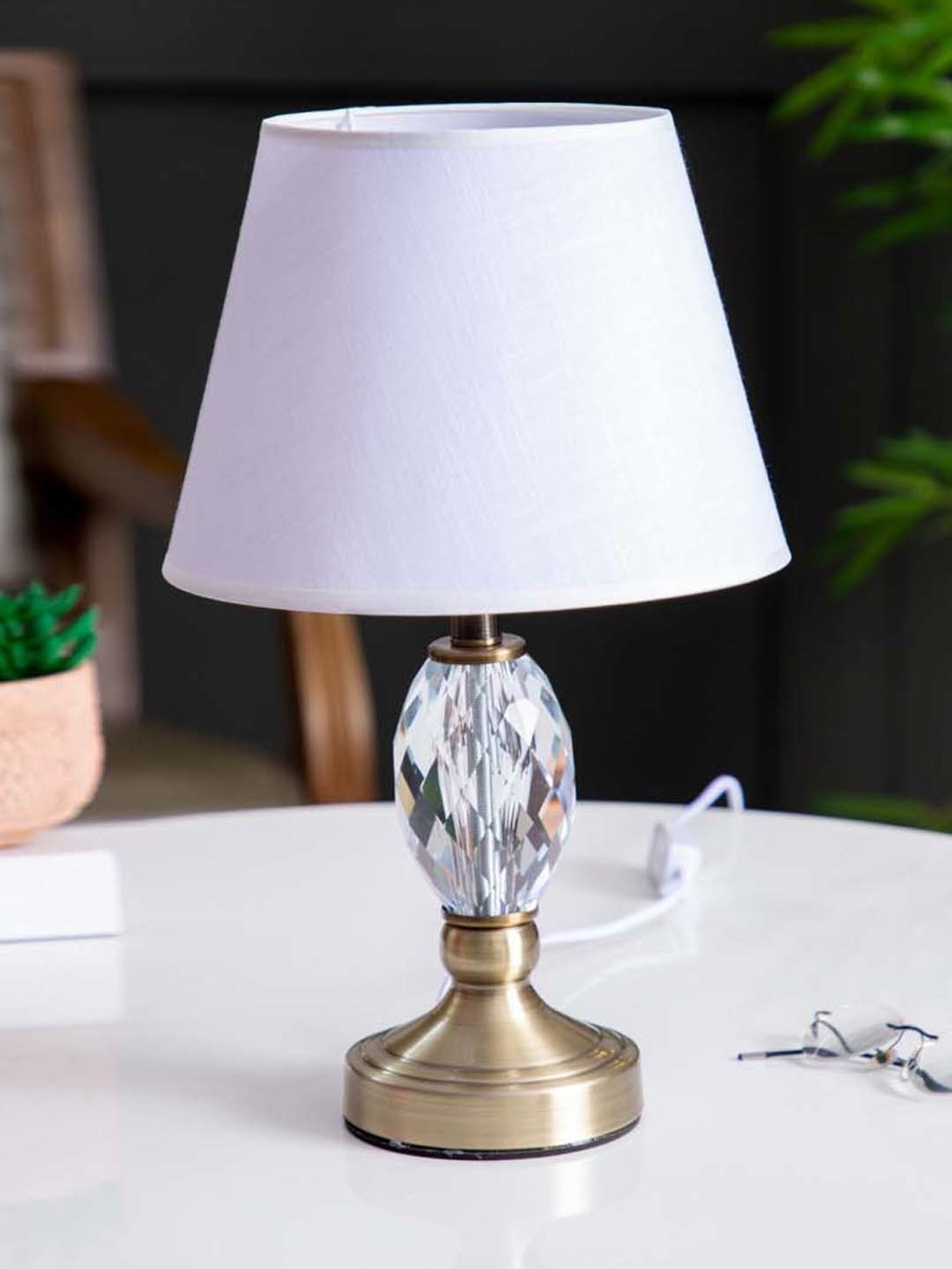 The Decor Kart White Metal Tussock Table Lamp