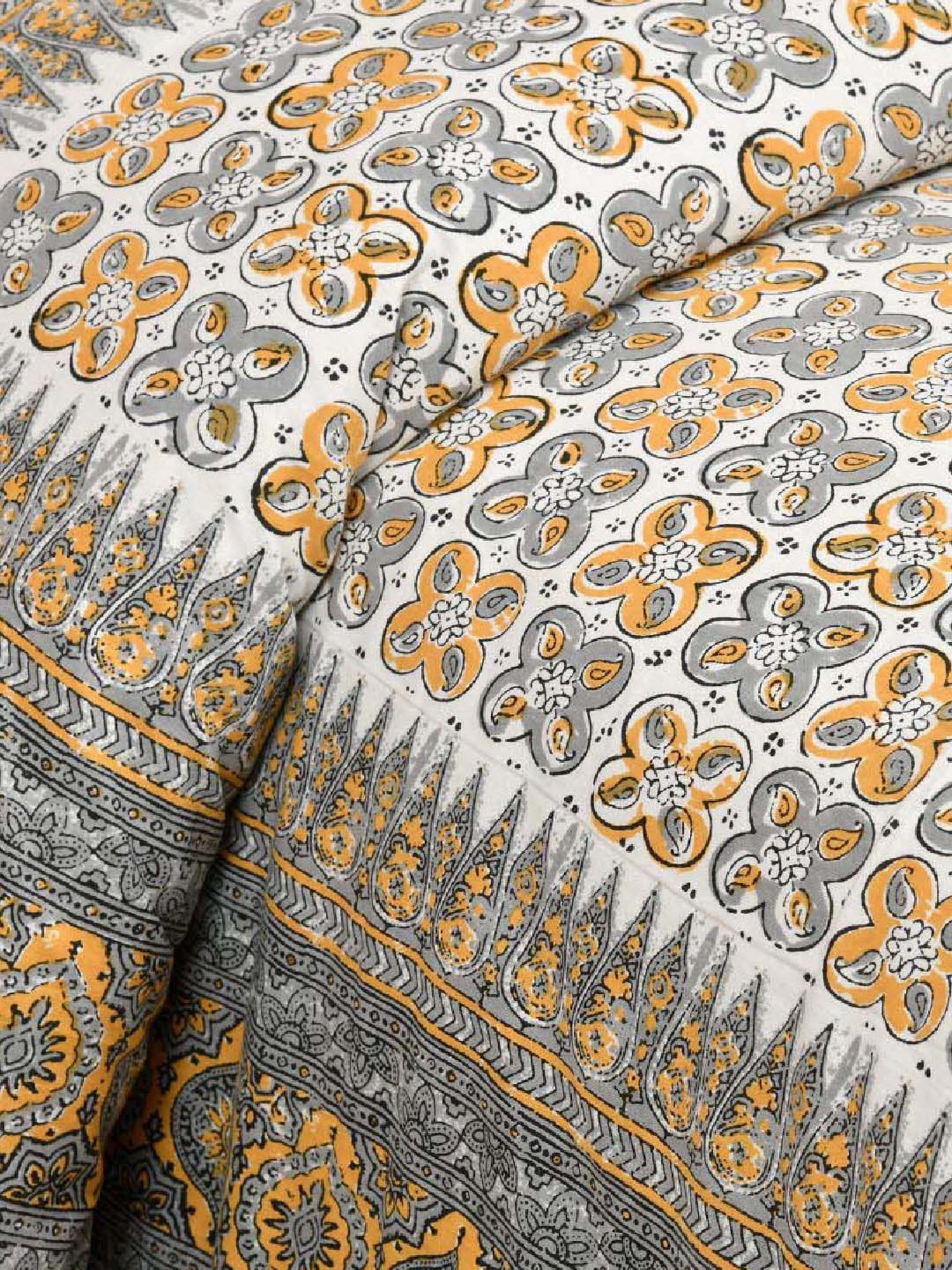 JaipurFabric Grey & Orange 180 TC 100% Cotton Mini Blocks Double Bedsheet with 2 Pillow Covers