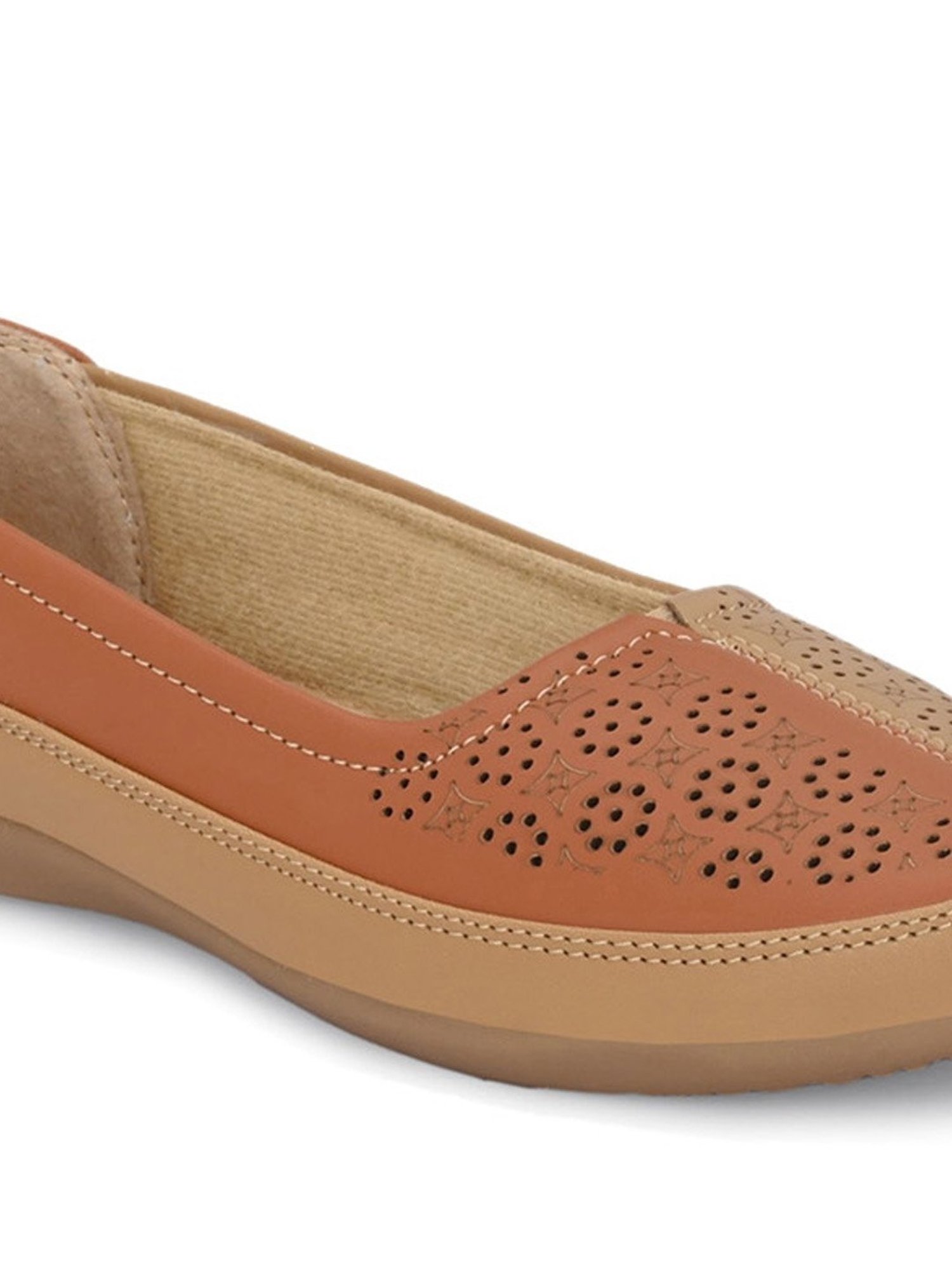 Clog London Women's Tan Flat Ballets