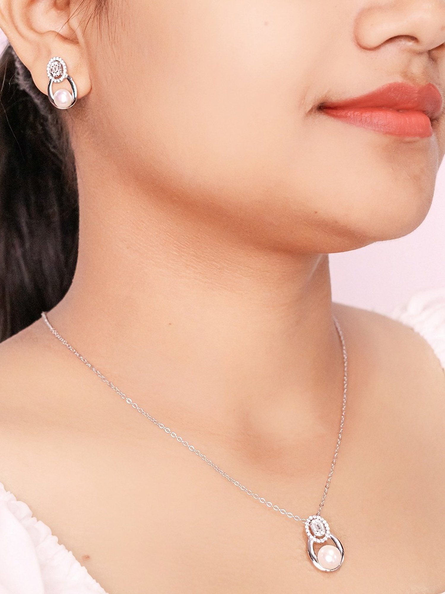 Zavya 92.5 Sterling Silver Pearlescent Elegance Pendant with Chain for Women