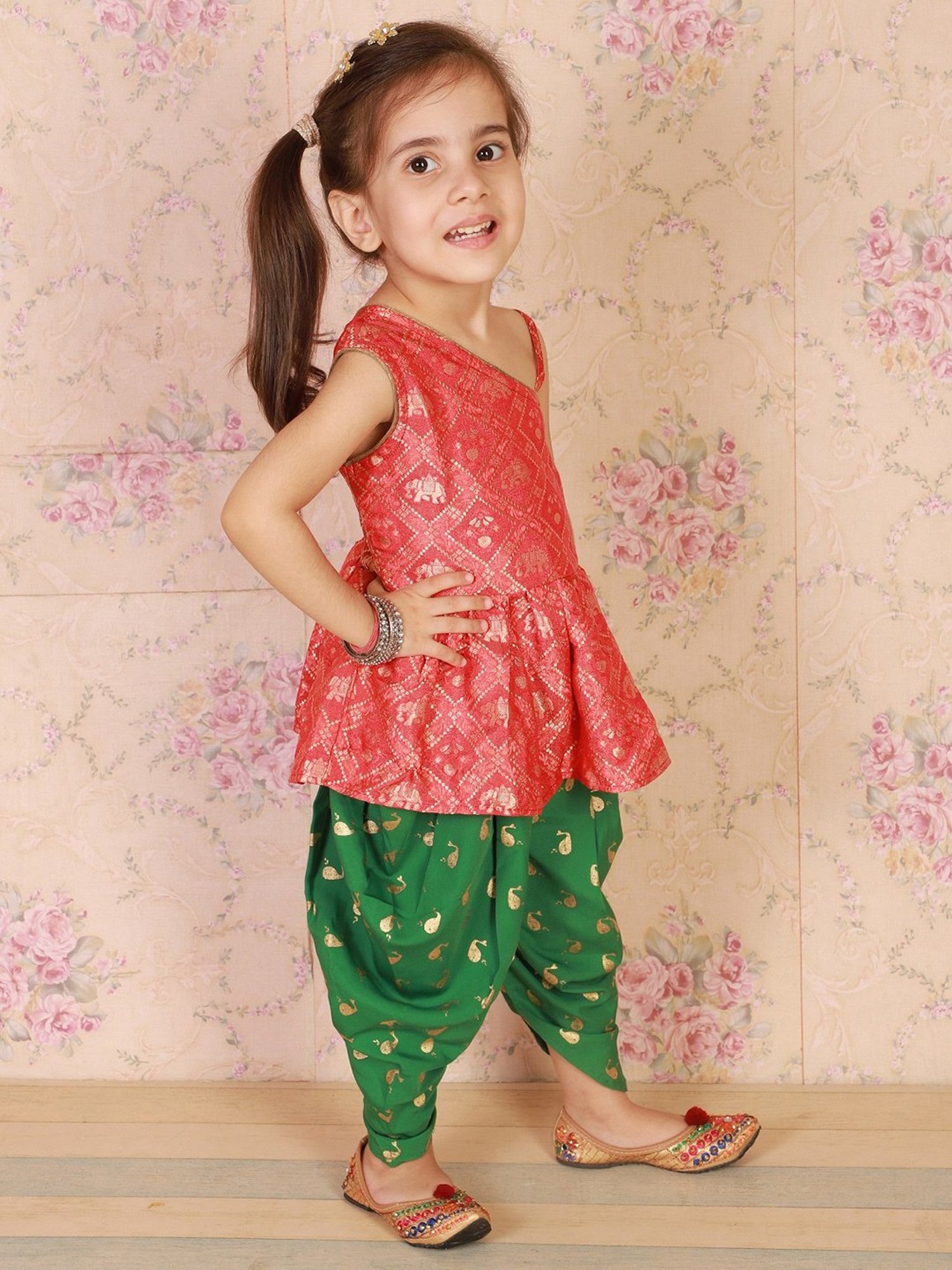 TWISHA Kids Red & Green Self Design Top with Dhoti