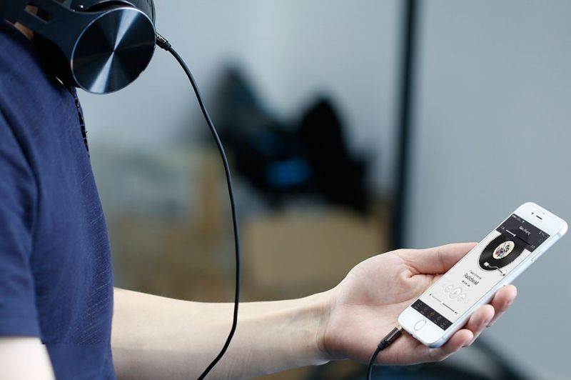 3.5mm Premium Auxiliary Audio Cable (6.6ft / 2m) AUX Cable for Headphones, iPods, iPhones, iPads, Home / Car Stereos and More (Black)