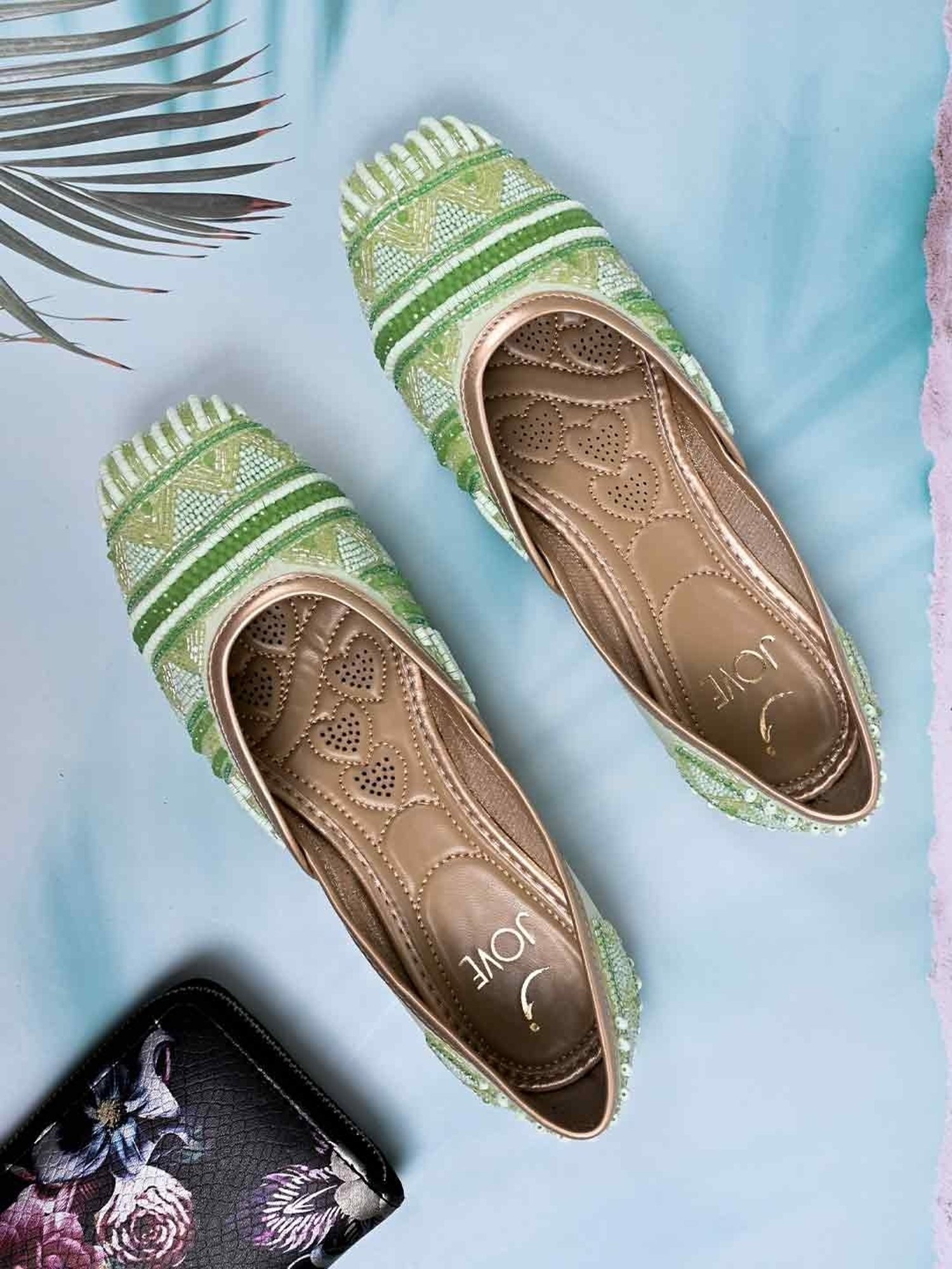 Jove Women's Sea Green Ethnic Juttis