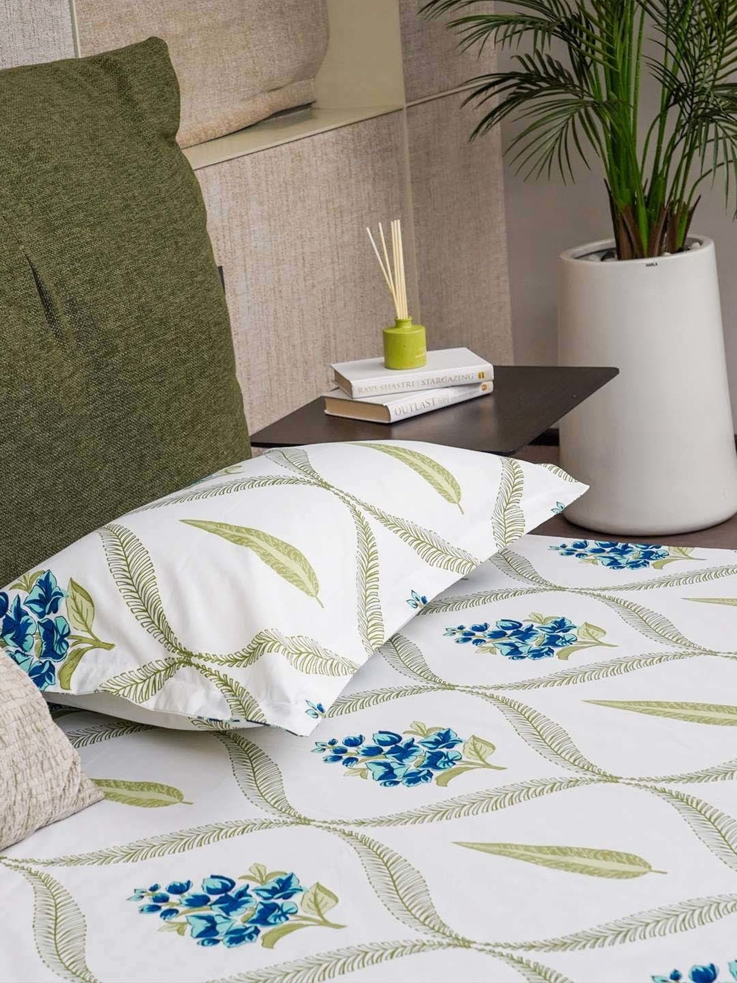 Urban Space Serene Blue Cotton 200 TC King Fitted Bedsheet With Pillow Covers