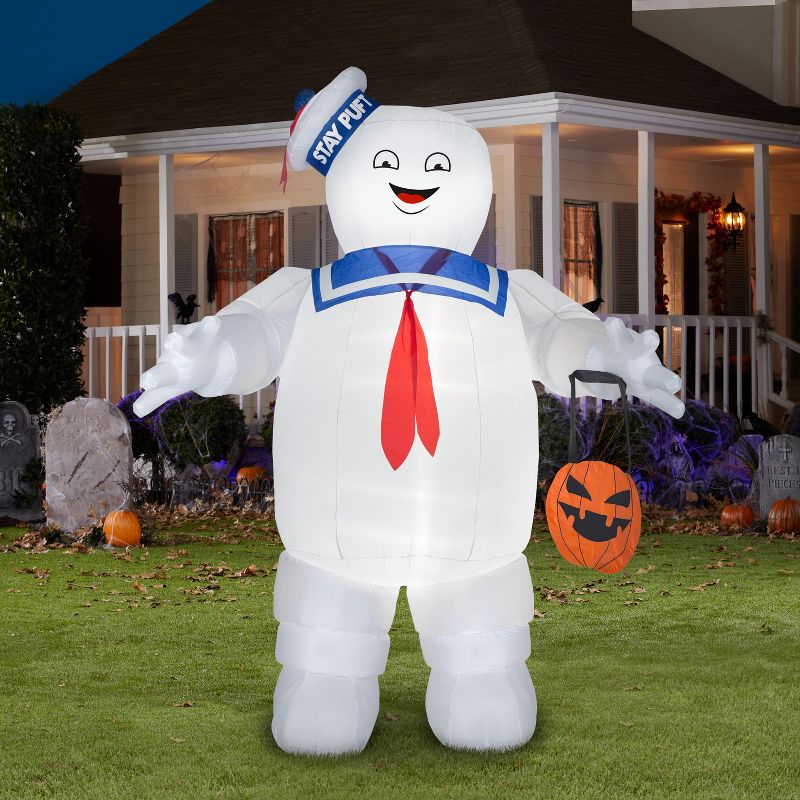 Gemmy Airblown Stay Puft w/Pumpkin Tote Giant Ghostbusters , 10 ft Tall, white
