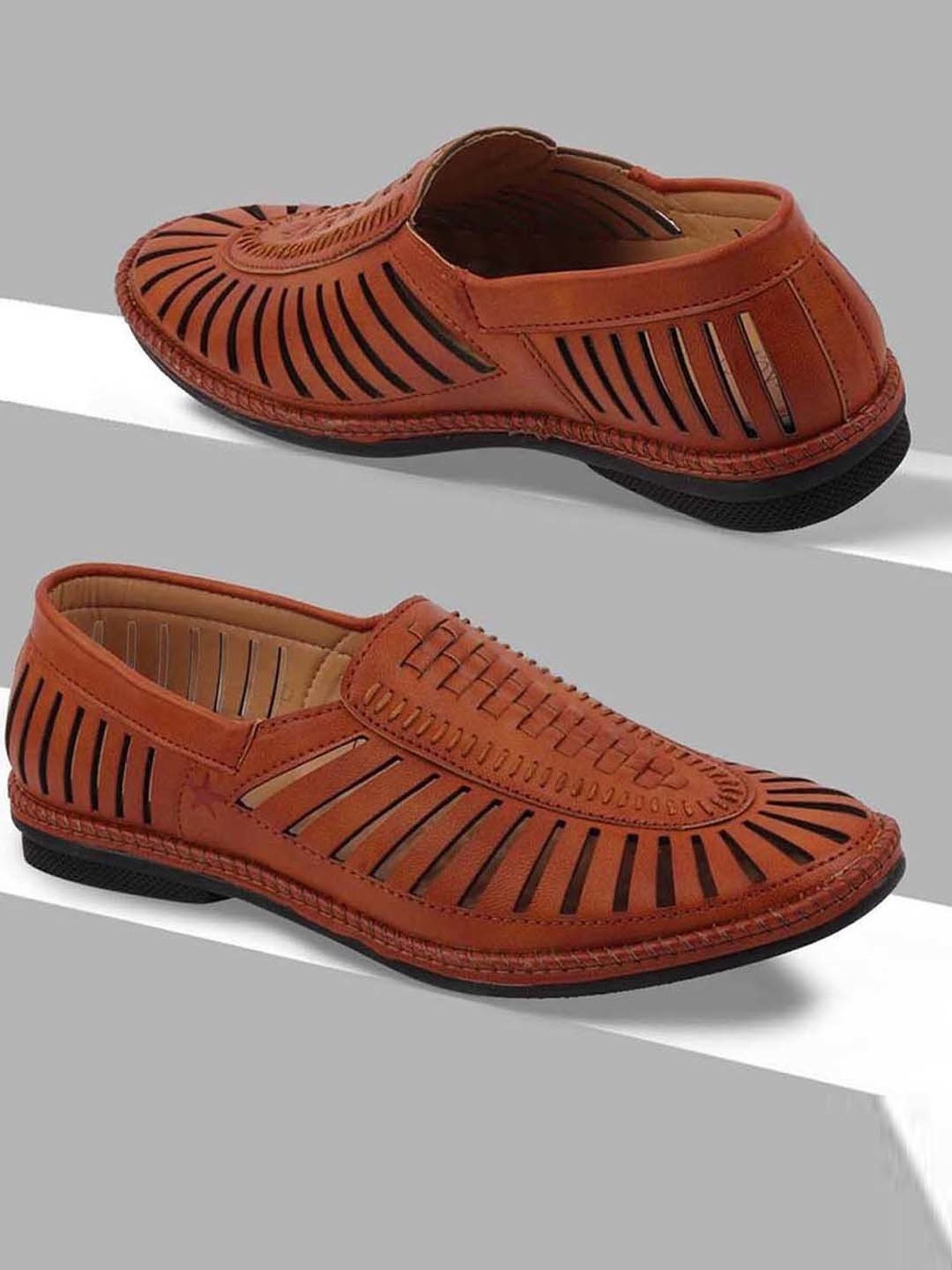 Walkway Men's Black Ethnic Juttis