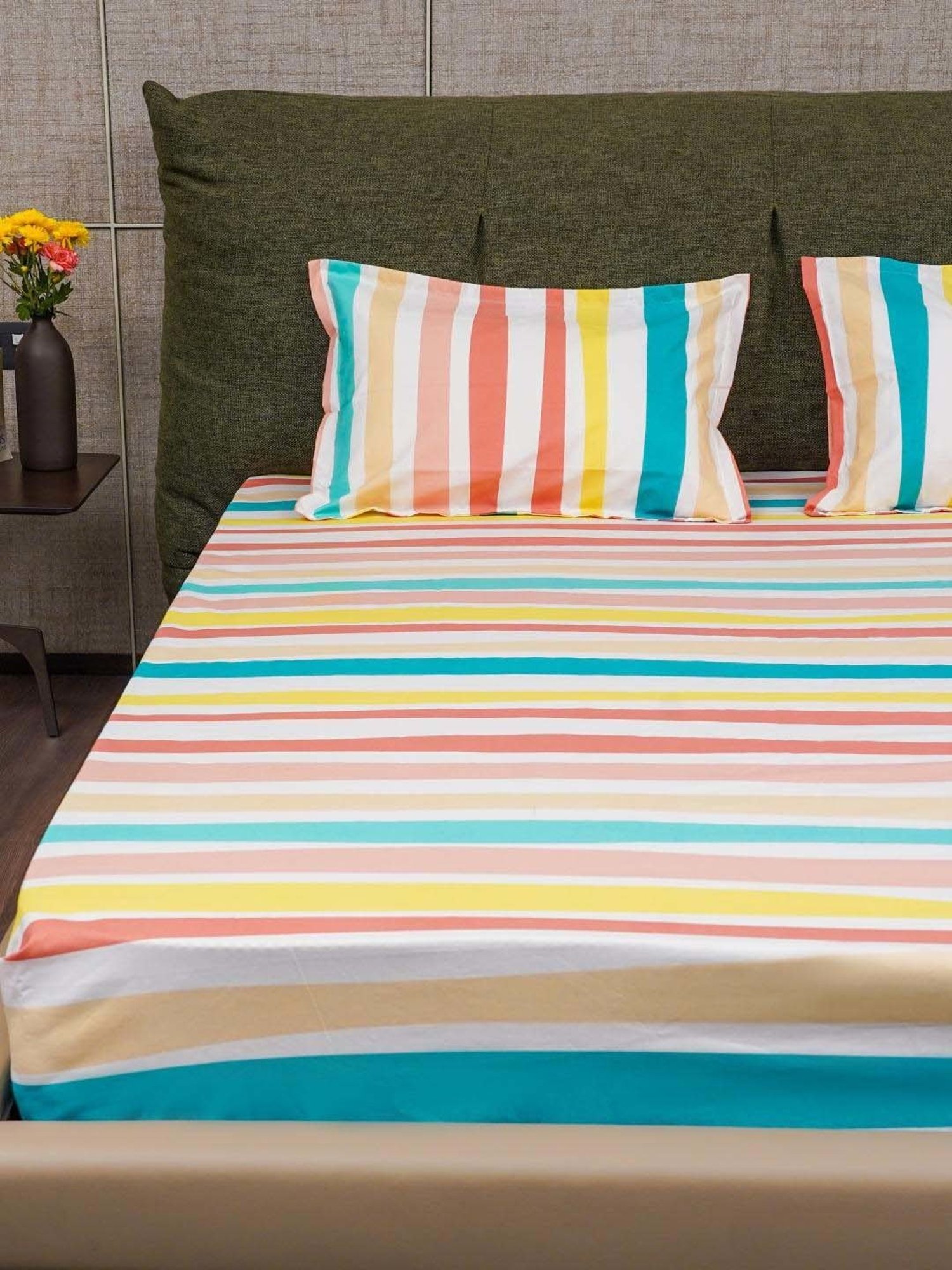 Urban Space Serene Multicolor Cotton 200 TC Queen Size Bedsheet With Pillow Covers