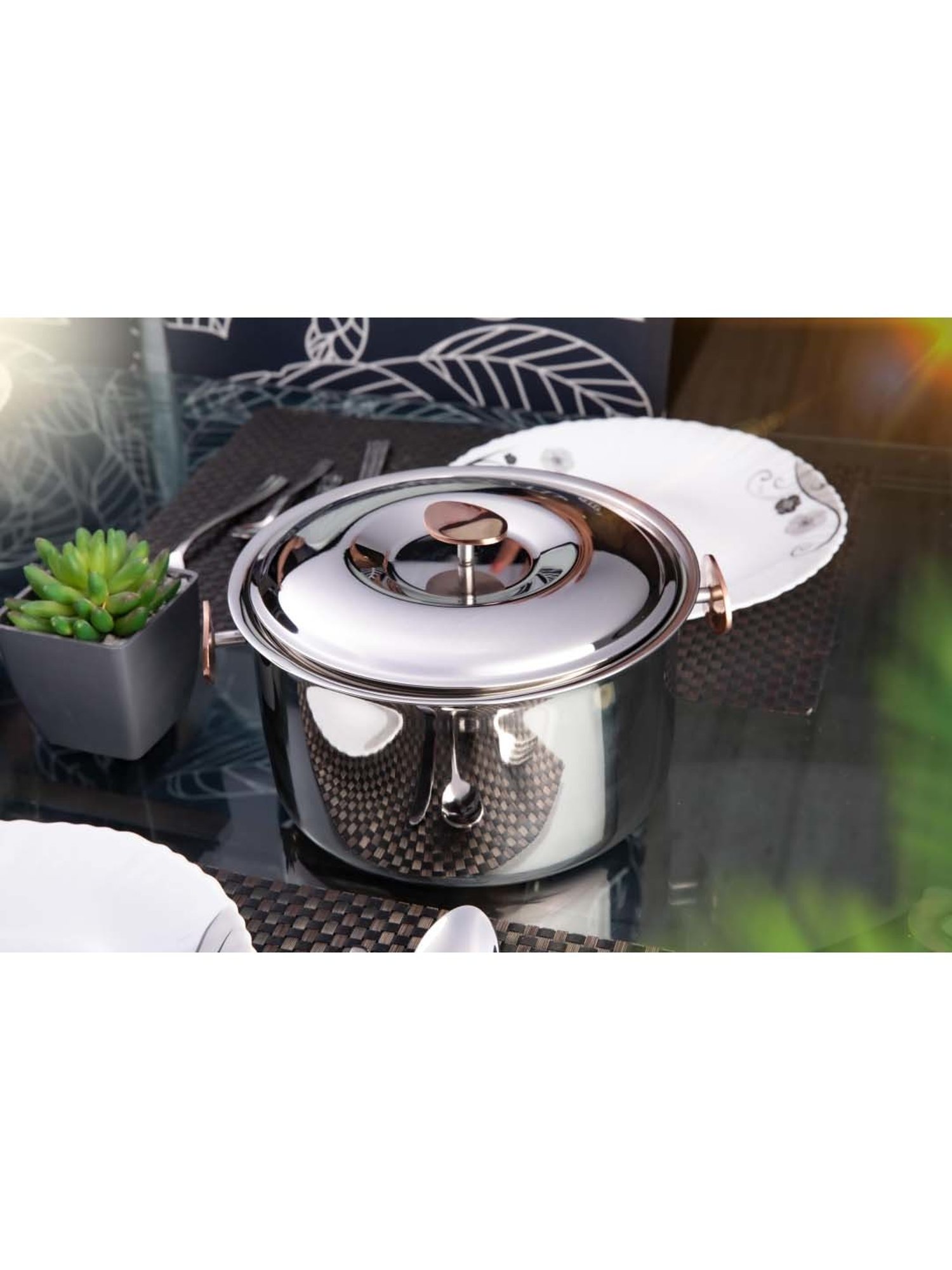 Nirlon Gas Compatible Aluminium Casserole with Bakelite Handle - 2.6 L