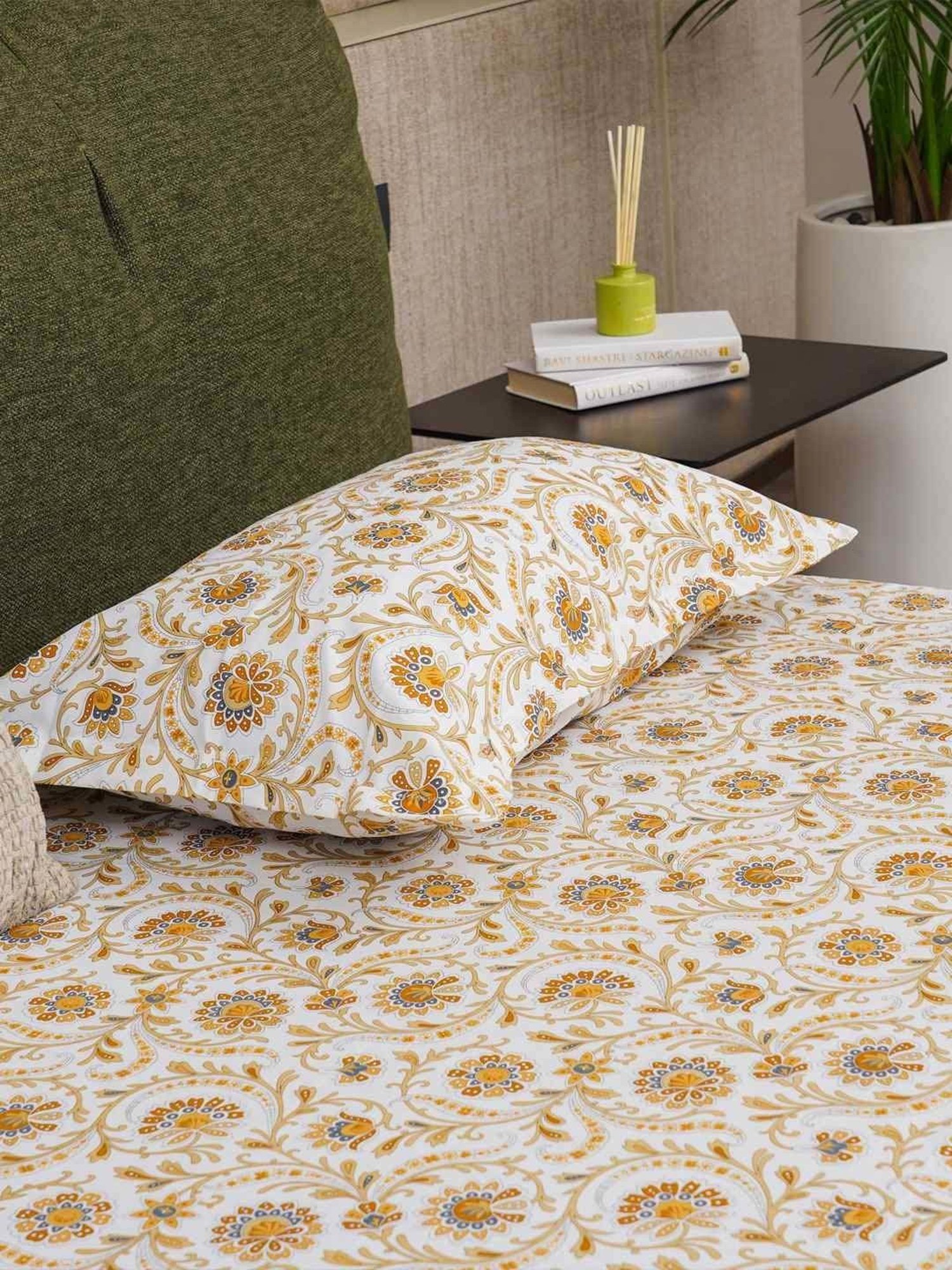 Urban Space Serene Brown Cotton 200 TC Queen Size Bedsheet With Pillow Covers