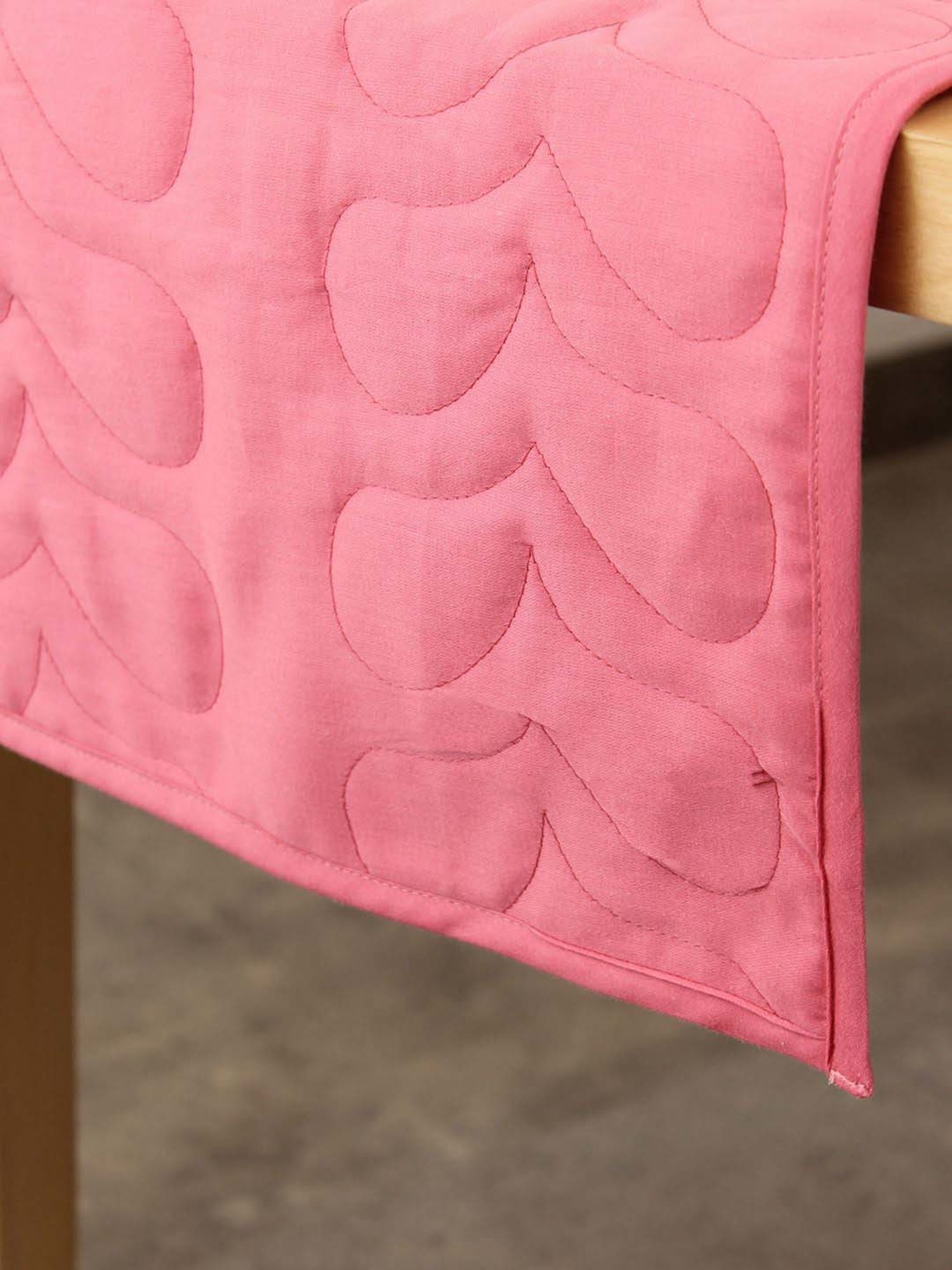 Juvale Placemats with Table Runner (Gold Foil, 6 Pieces)