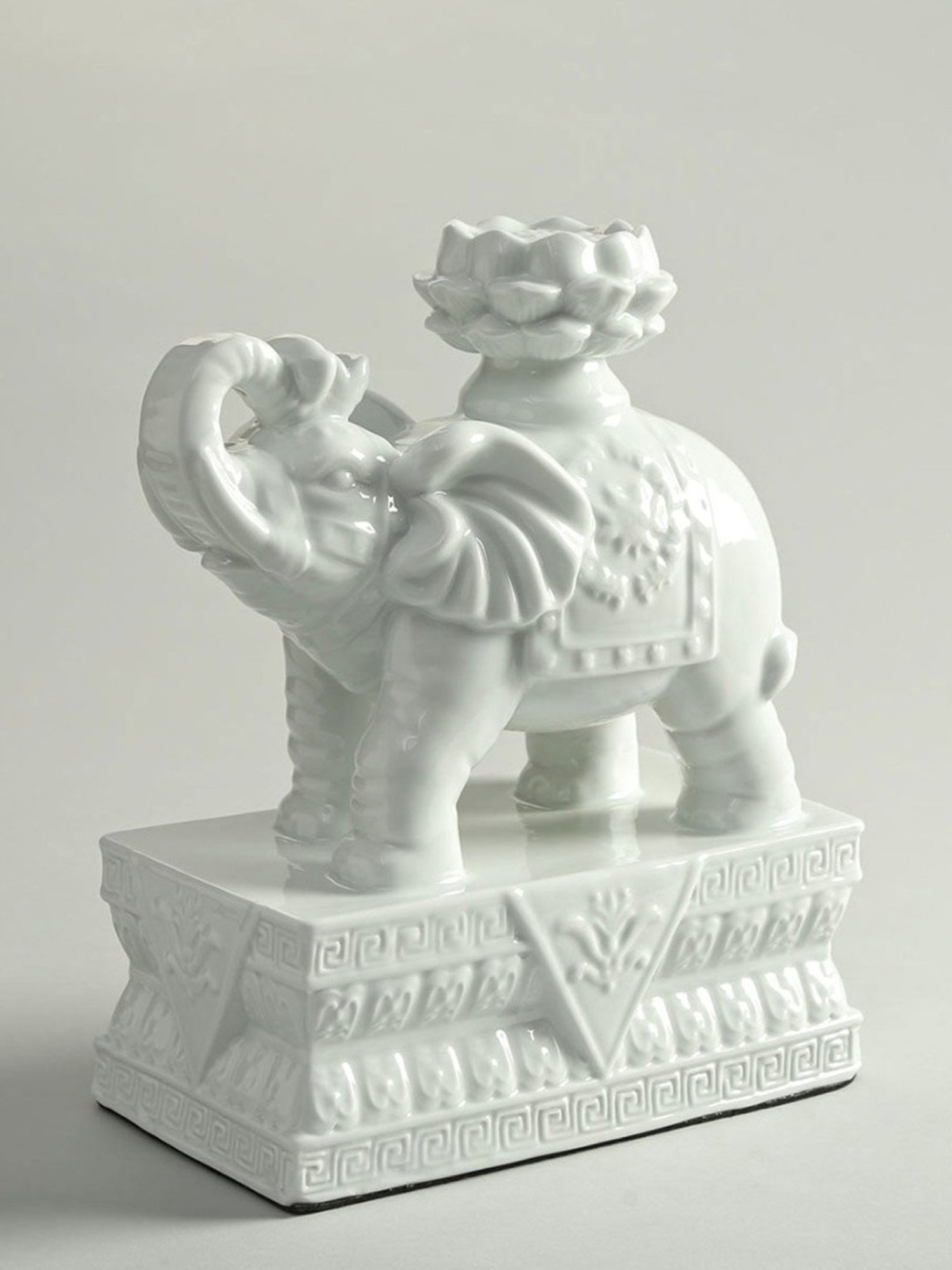 Home4U White Porcelain Trumping Elephant D&iquest;cor