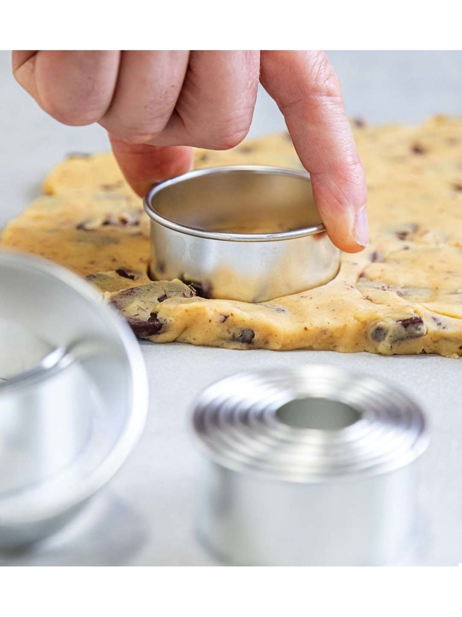 KitchenCraft Silver 11-In-1 Round Plain Pastry Cutters with Metal Storage Tin