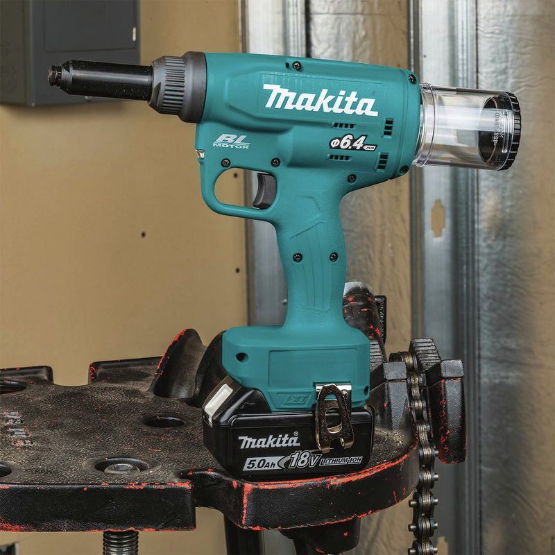 Makita XVR02T 18V LXT Lithium-Ion Brushless Cordless Rivet Tool Kit (5 Ah)