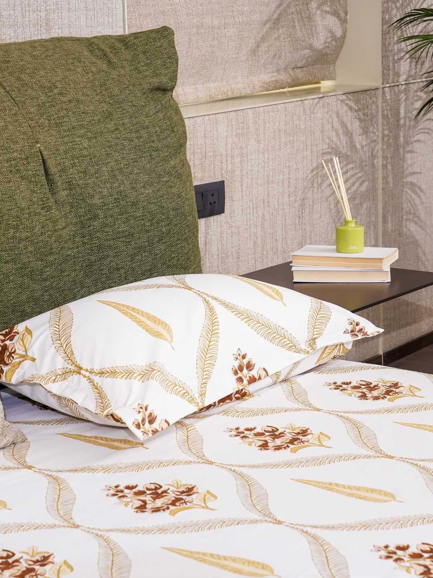 Urban Space Serene Brown Cotton 200 TC Queen Size Bedsheet With Pillow Covers